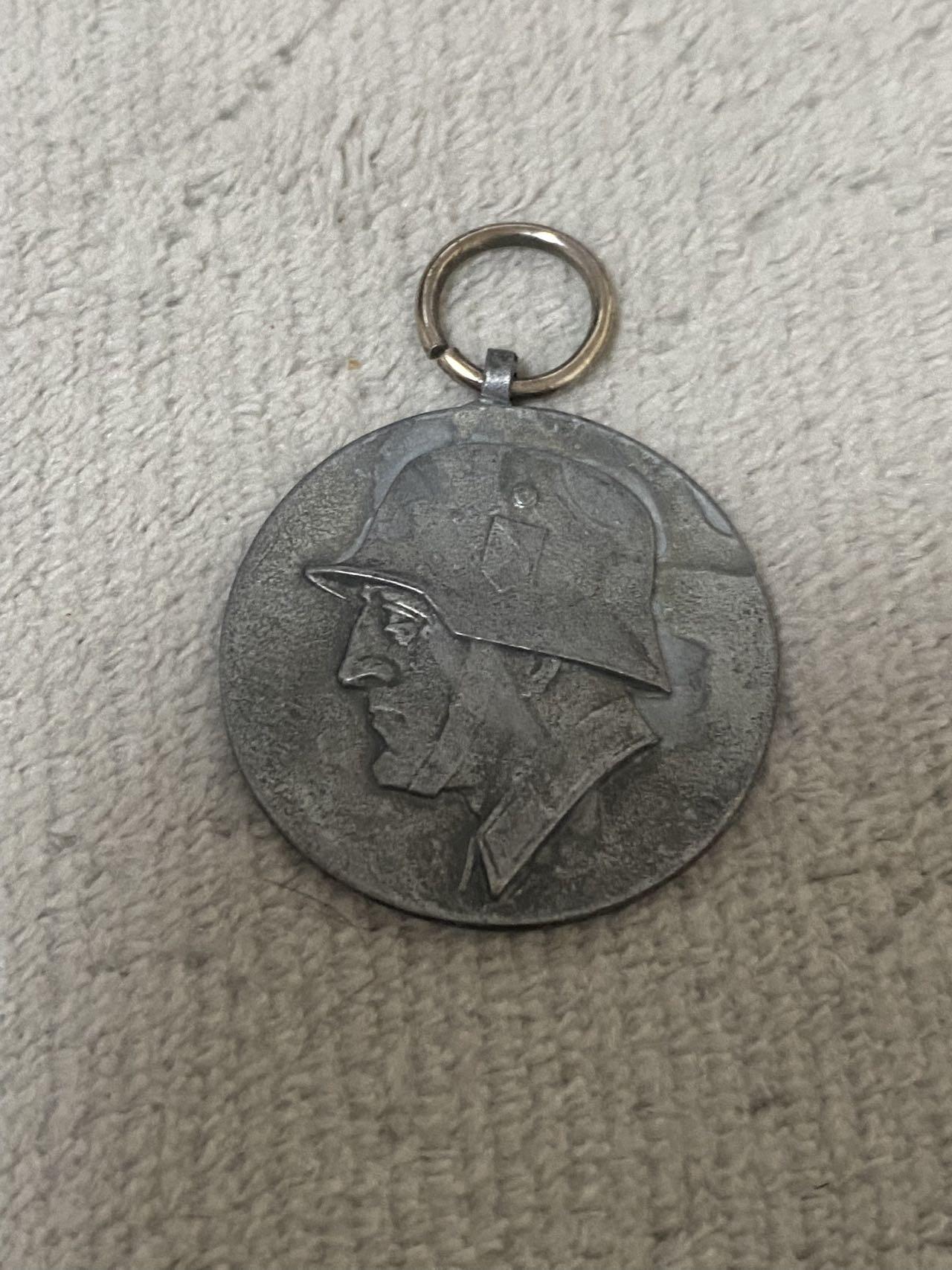 德国苏联勋章奖章年初拍卖 本次高价值物品较多 德因原因只上2-3图 具体的想要的请联系我要完整图。都经过讨论未标明则全部是原品，保真 放心拍。3月4日晚上九点结束在麦稀奇 找不到的加我qq或者微信都是184277308备注苏章拍卖。