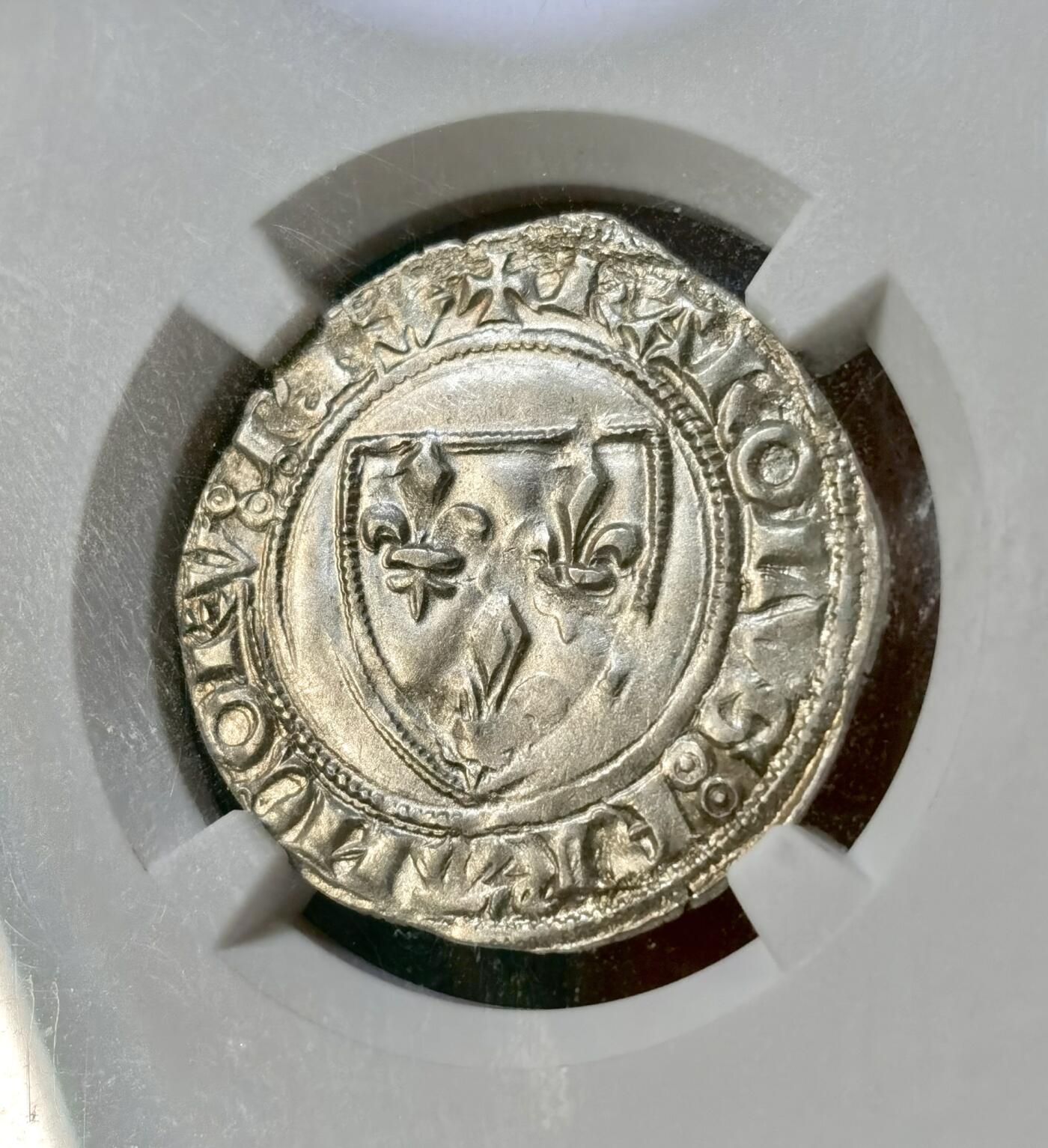 甄臻铺-世界币章拍卖（第52期），甄品场拍品征集中，送拍享返佣金等优惠多多 NGC-MS63 中世纪英法百年战争期间，法国查理六世打制银币，NGC中世纪特殊标签，疯王查理，亚军分更高分仅一枚，绝对的收藏级，全网仅见的分数，银光乍现，打制币能有此状态非常不易，之前的AU58就拍出了近3000元的价格