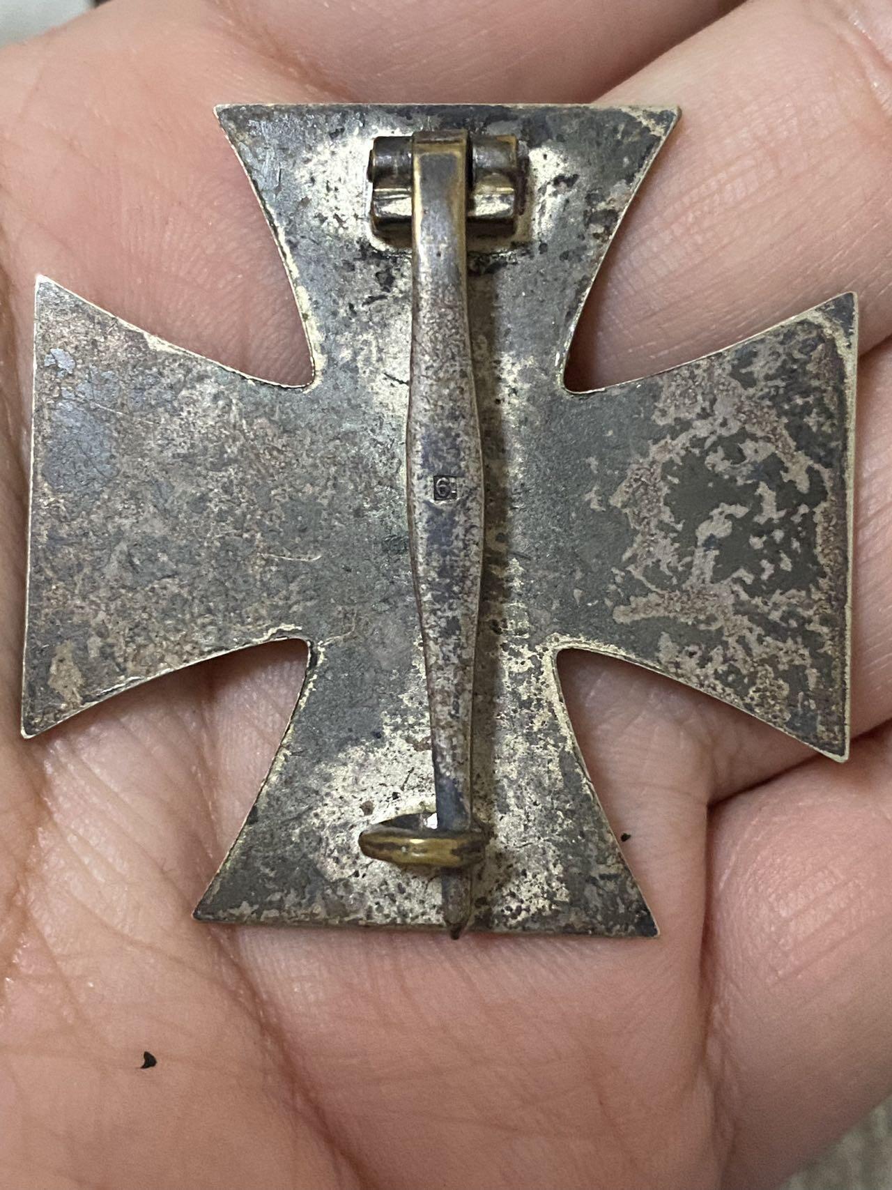 德国苏联勋章奖章年初拍卖 本次高价值物品较多 德因原因只上2-3图 具体的想要的请联系我要完整图。都经过讨论未标明则全部是原品，保真 放心拍。3月4日晚上九点结束在麦稀奇 找不到的加我qq或者微信都是184277308备注苏章拍卖。 珍爱和平 德三一级铁十字ww1 ek1 带原盒漆面疑似从新修复过，有些许脱落 杆中央有厂标 清晰可见 版本很好 实物实拍，所见即所得，售出非真假问题不退不换