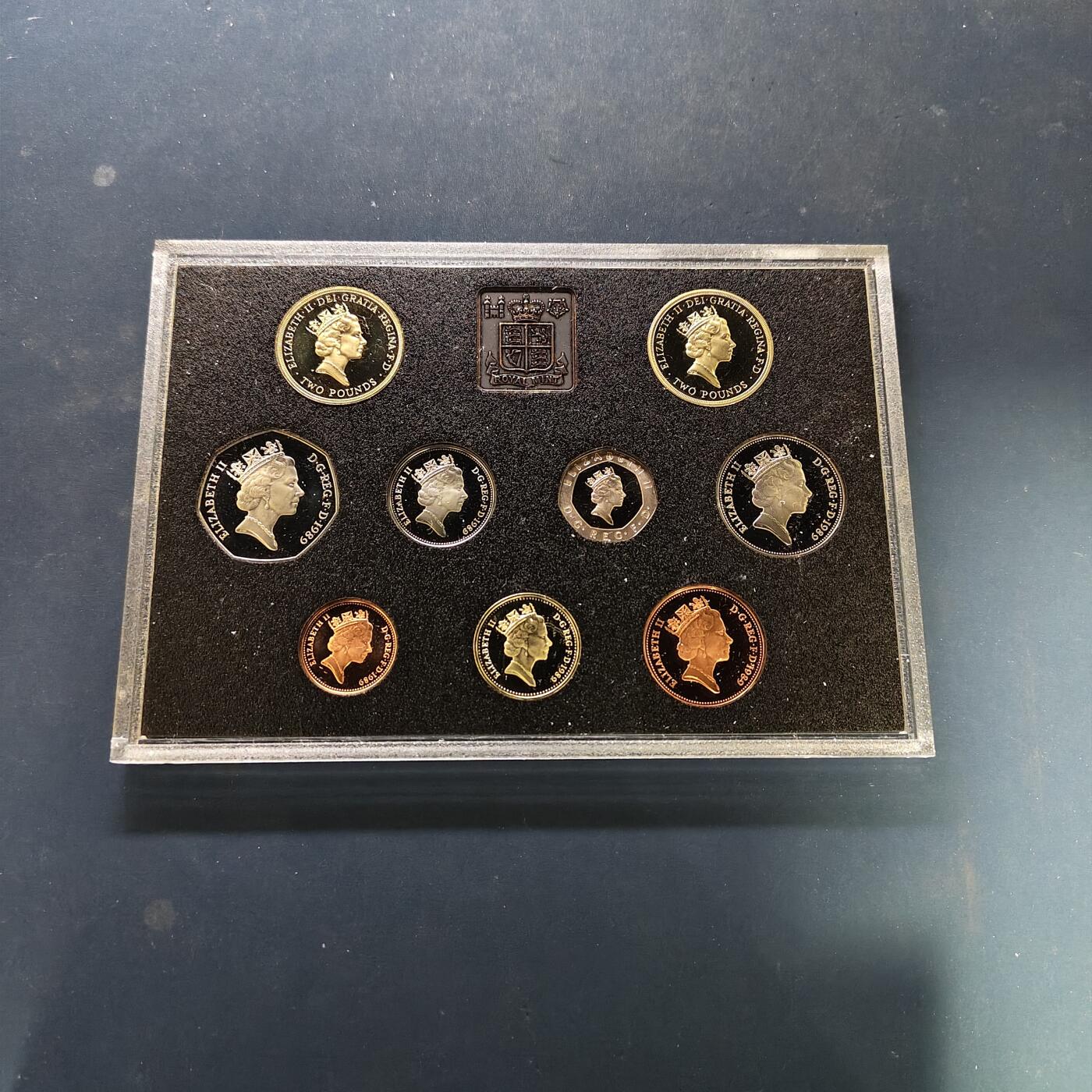 【全场包邮】纯粹捡漏拍507场-持续更新中 英国1989年官方蓝本精制套币-盒证全-含2镑权利法案300周年2枚全套+1镑四邦国花系列苏格兰蓟花