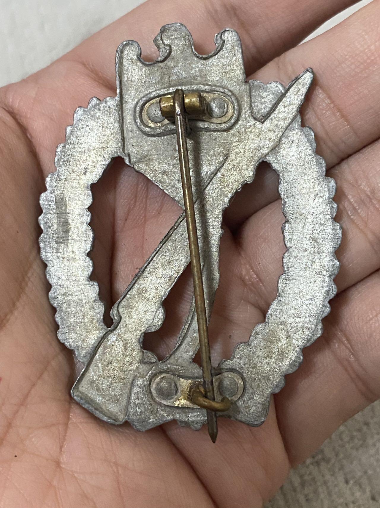 德国苏联勋章奖章年初拍卖 本次高价值物品较多 德因原因只上2-3图 具体的想要的请联系我要完整图。都经过讨论未标明则全部是原品，保真 放心拍。3月4日晚上九点结束在麦稀奇 找不到的加我qq或者微信都是184277308备注苏章拍卖。 珍爱和平 德 步兵突击章 品相非常好  品相如图 实物实拍，所见即所得，售出非真假问题不退不换