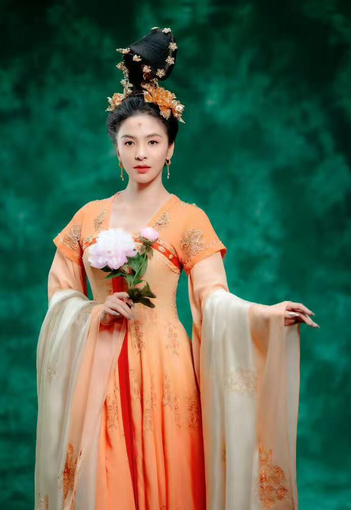 零元拍：春风将尽，芳华正浓。2026马年春晚《贺花神》四月芍药花花神扮演者唐诗逸亲签芍药花花神春帖！