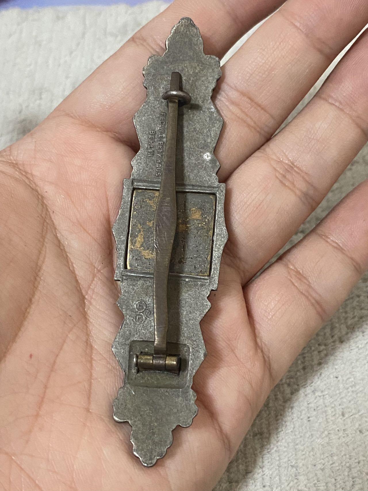 德国苏联勋章奖章年初拍卖 本次高价值物品较多 德因原因只上2-3图 具体的想要的请联系我要完整图。都经过讨论未标明则全部是原品，保真 放心拍。3月4日晚上九点结束在麦稀奇 找不到的加我qq或者微信都是184277308备注苏章拍卖。 珍爱和平 德 铜级CCC近战勋饰 品相非常好 厂标清晰 非常稀少  品相如图 实物实拍，所见即所得，售出非真假问题不退不换