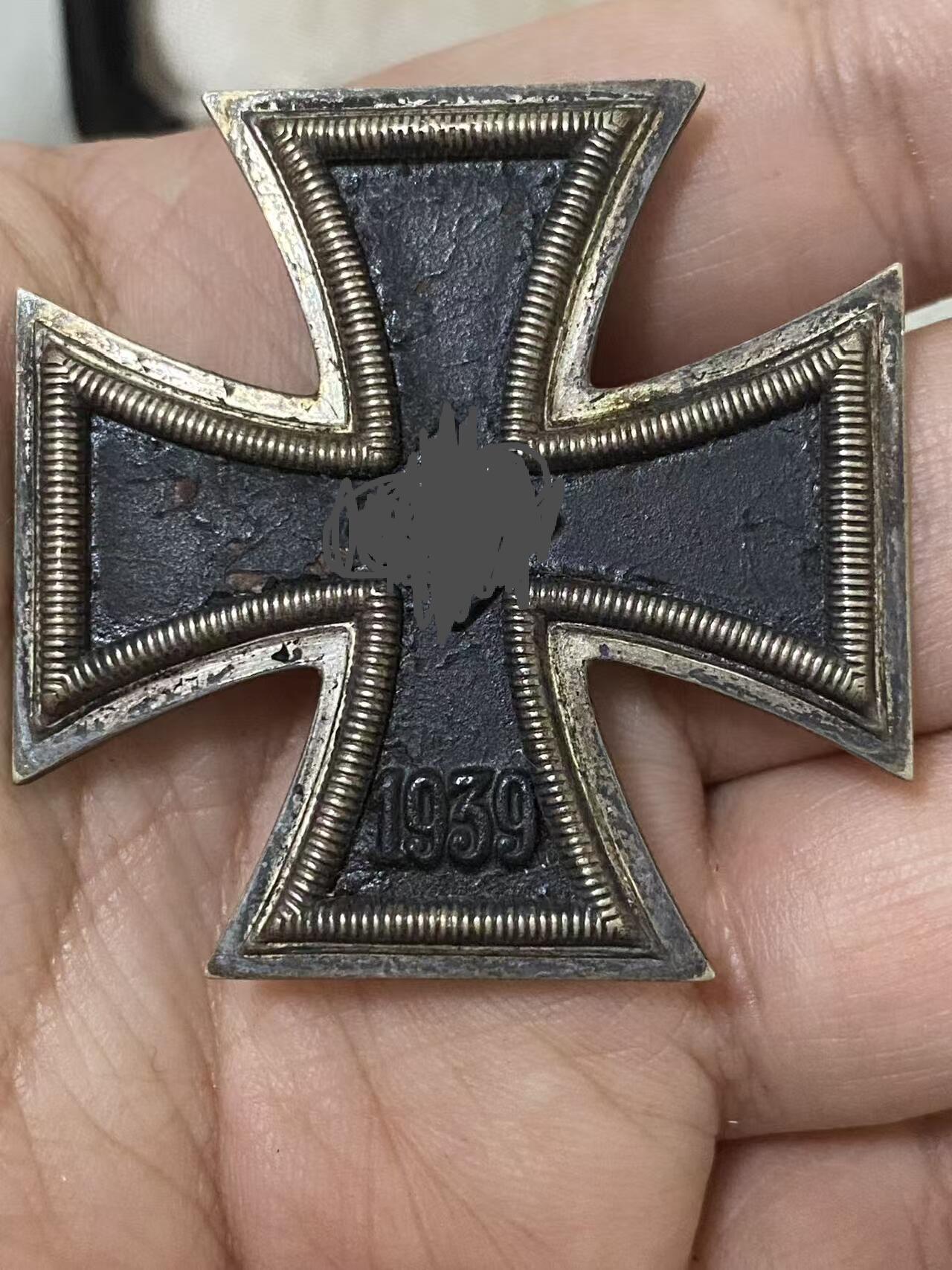 德国苏联勋章奖章年初拍卖 本次高价值物品较多 德因原因只上2-3图 具体的想要的请联系我要完整图。都经过讨论未标明则全部是原品，保真 放心拍。3月4日晚上九点结束在麦稀奇 找不到的加我qq或者微信都是184277308备注苏章拍卖。 珍爱和平 德三一级铁十字ww1 ek1 带原盒漆面疑似从新修复过，有些许脱落 杆中央有厂标 清晰可见 版本很好 实物实拍，所见即所得，售出非真假问题不退不换