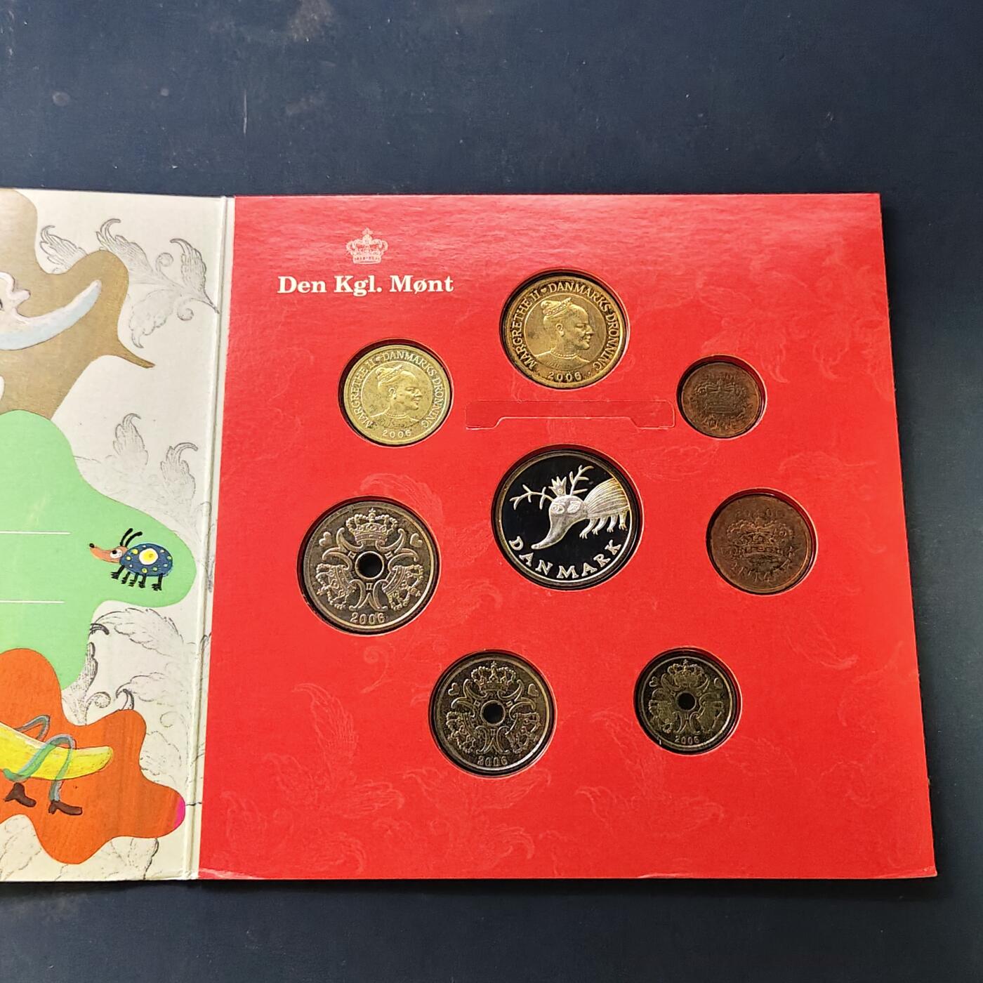 【全场包邮】纯粹捡漏拍506场-持续更新中 丹麦2006年新生诞生官方卡册装童趣套币-含童趣纪念章