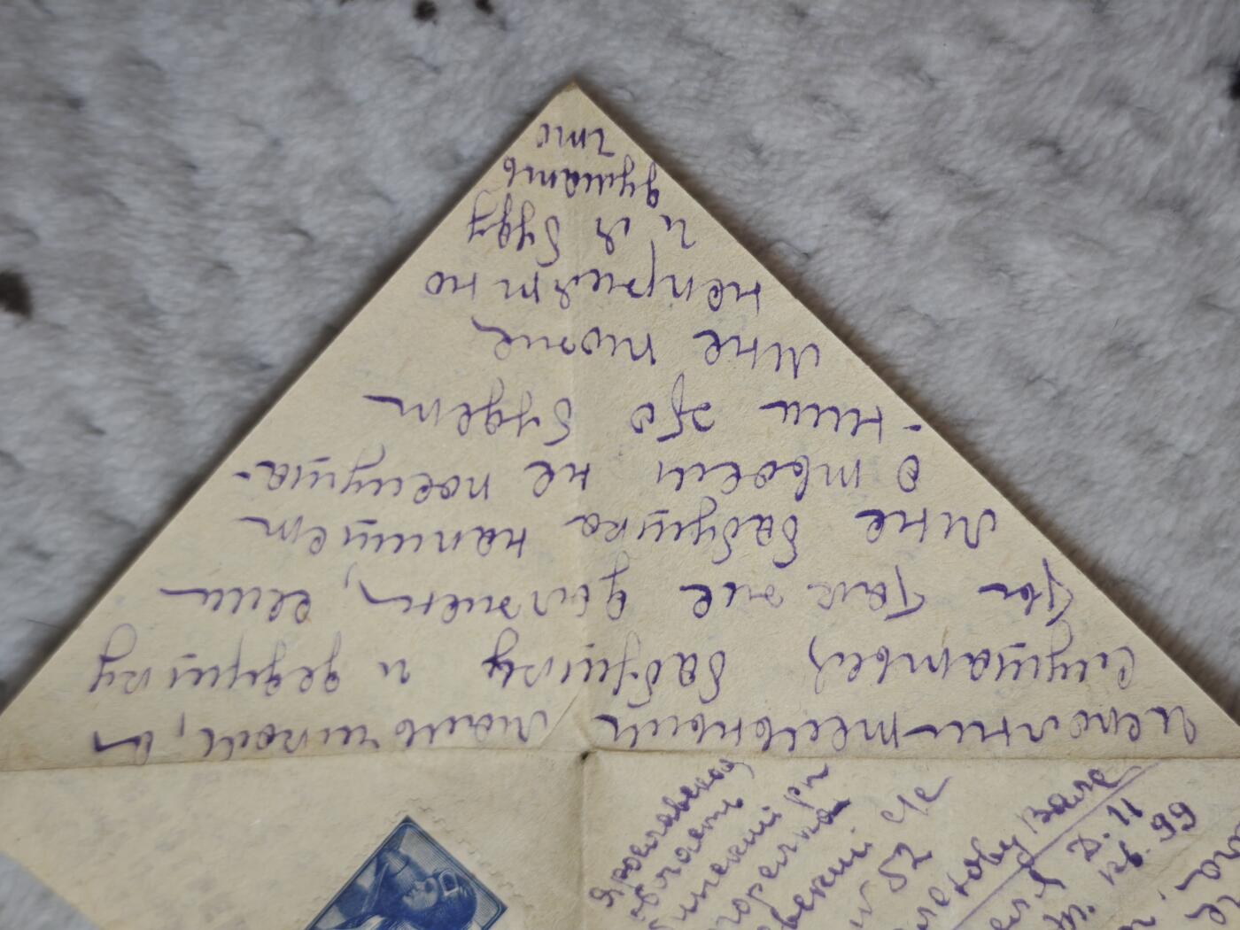 橙子收藏第四期 是一封1939年11月26日从列宁格勒（现圣彼得堡）寄出的家书，寄信人是一位名叫米利维（Мильви）的年轻女性，收信人是她的父母。信中充满了对家人的思念、对学业的叮嘱，以及对战争阴云下未来的担忧。(AI生成翻译)