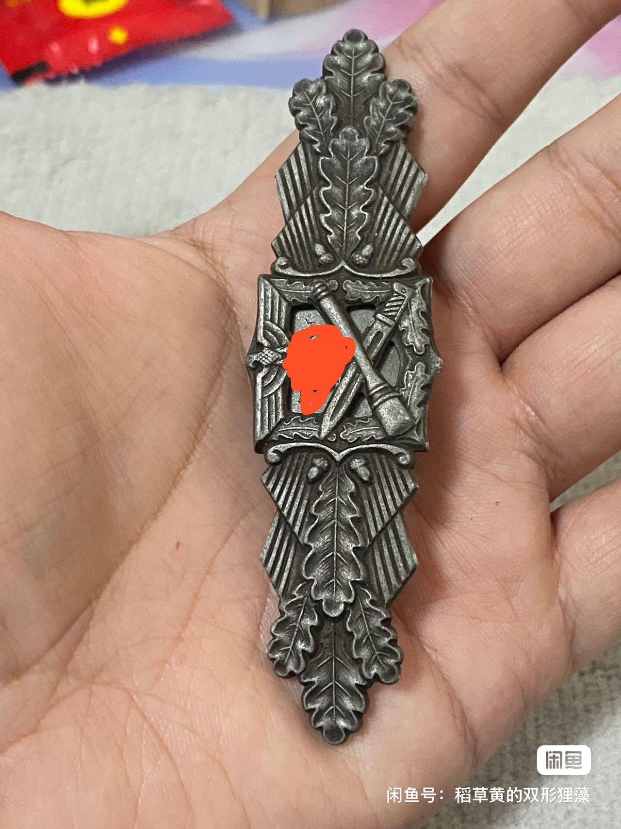 德国苏联勋章奖章年初拍卖 本次高价值物品较多 德因原因只上2-3图 具体的想要的请联系我要完整图。都经过讨论未标明则全部是原品，保真 放心拍。3月4日晚上九点结束在麦稀奇 找不到的加我qq或者微信都是184277308备注苏章拍卖。 珍爱和平 德 铜级CCC近战勋饰 品相非常好 厂标清晰 非常稀少  品相如图 实物实拍，所见即所得，售出非真假问题不退不换