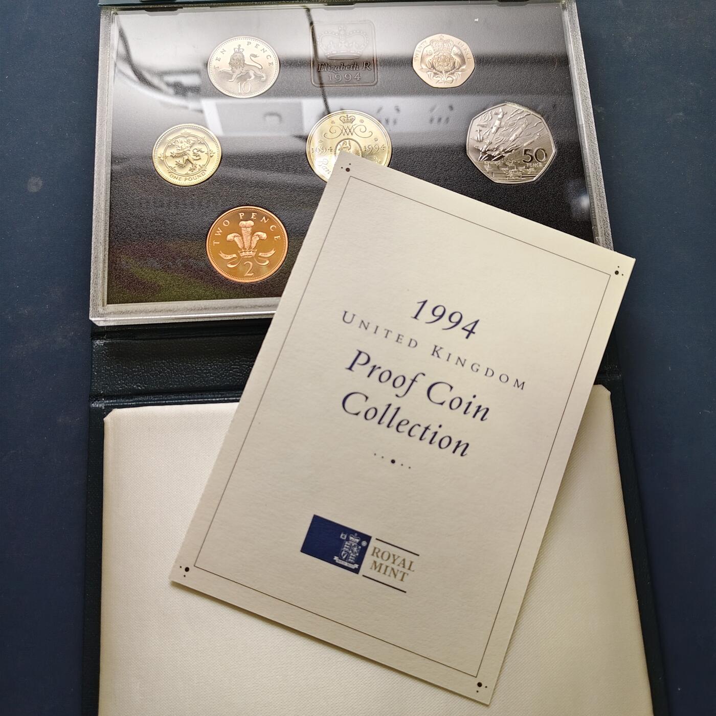 【全场包邮】纯粹捡漏拍507场-持续更新中 英国1994年官方蓝本精制套币-盒证全-含2镑英格兰银行300周年+1镑苏格兰狮徽+50便士D-DAY五十周年（获奖币）精制纪念币