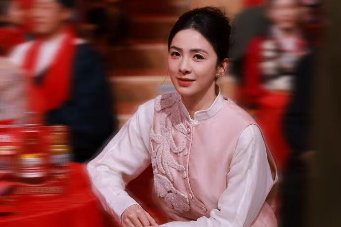 零元拍：春风将尽，芳华正浓。2026马年春晚《贺花神》四月芍药花花神扮演者唐诗逸亲签芍药花花神春帖！