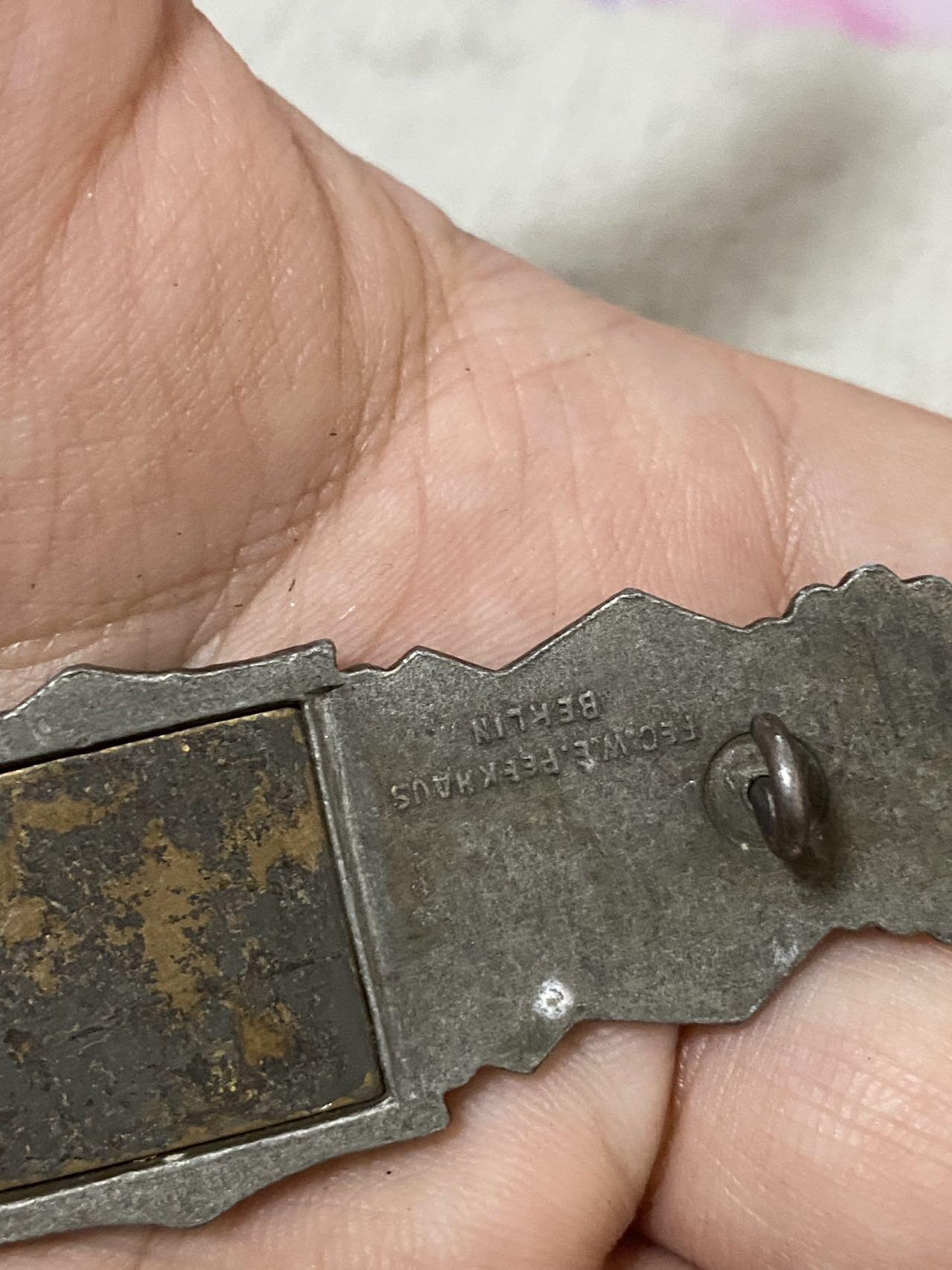 德国苏联勋章奖章年初拍卖 本次高价值物品较多 德因原因只上2-3图 具体的想要的请联系我要完整图。都经过讨论未标明则全部是原品，保真 放心拍。3月4日晚上九点结束在麦稀奇 找不到的加我qq或者微信都是184277308备注苏章拍卖。 珍爱和平 德 铜级CCC近战勋饰 品相非常好 厂标清晰 非常稀少  品相如图 实物实拍，所见即所得，售出非真假问题不退不换