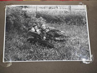 橙子收藏第四期 苏联陆军大尉，卫国战争前后期个人相册113张，伊万·瓦西里耶维奇战后驻守柏林，从农学青年蜕变为卫国战争铁血勇士的苏联英雄。他亲历卫国战争最惨烈的正面战场，凭浴血战功斩获早期上挂版一级卫国战争勋章、转轮版二级卫国战争勋章、红星勋章三枚核心战功勋章，及战功奖章、战胜德国奖章、攻克柏林奖章、英勇奖章四枚军功奖章