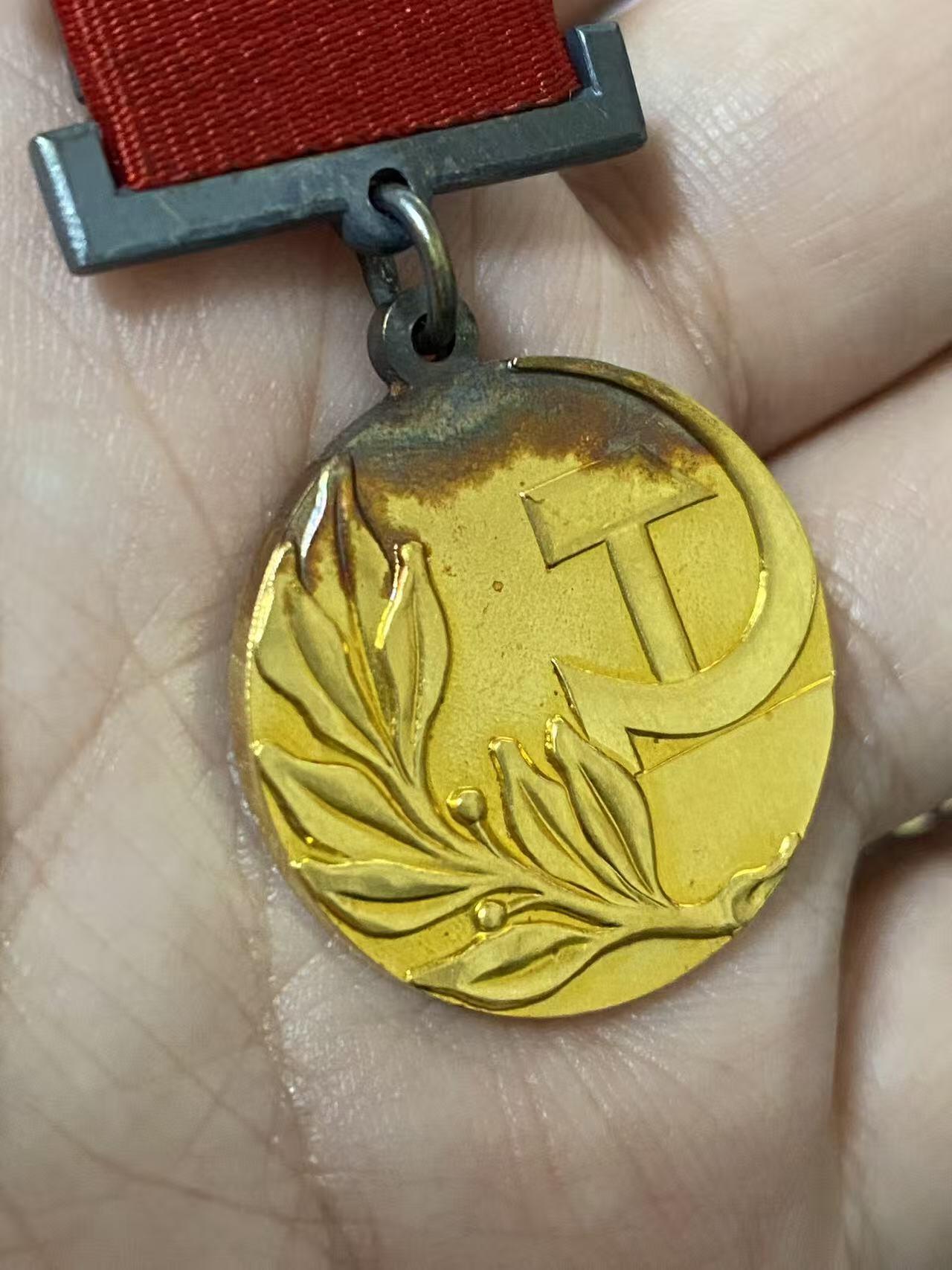 德国苏联勋章奖章年初拍卖 本次高价值物品较多 德因原因只上2-3图 具体的想要的请联系我要完整图。都经过讨论未标明则全部是原品，保真 放心拍。3月4日晚上九点结束在麦稀奇 找不到的加我qq或者微信都是184277308备注苏章拍卖。 苏联国家奖金 带原盒 证书 证书也带盒 非常好的大全套 14k 金 原环无开 部分氧化未清理也很漂亮 19904 属于最末期版本 87年颁发给里加糖果厂车间小组长 有部分报纸资料