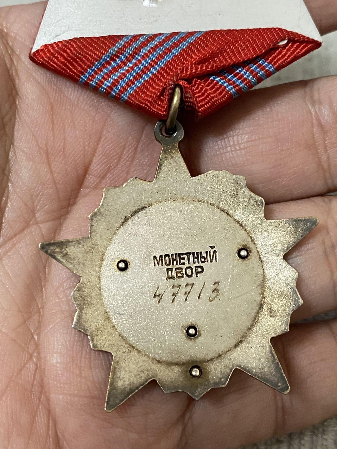 德国苏联勋章奖章年初拍卖 本次高价值物品较多 德因原因只上2-3图 具体的想要的请联系我要完整图。都经过讨论未标明则全部是原品，保真 放心拍。3月4日晚上九点结束在麦稀奇 找不到的加我qq或者微信都是184277308备注苏章拍卖。 苏联十月革命勋章 47713 四钉版本 品相非常好 珐琅无磕碰 小划痕基本都找不到 原环未开 党徽原配 无晃动 非常漂亮