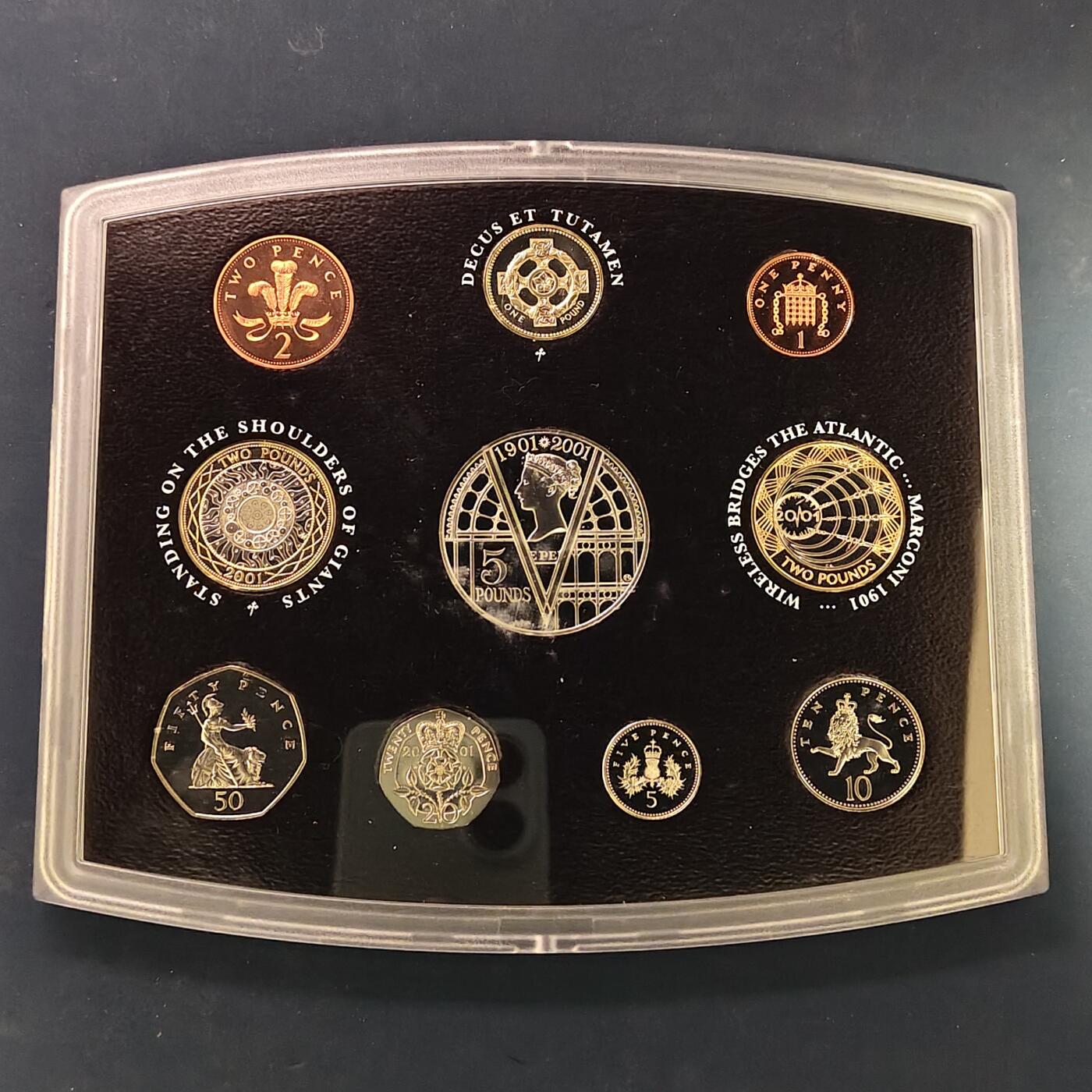 【全场包邮】纯粹捡漏拍507场-持续更新中 英国2001年官方精制套币-盒证全-含5镑维多利亚时代+2镑马可尼电报+2镑机械时代+凯尔特十字1镑精制纪念币