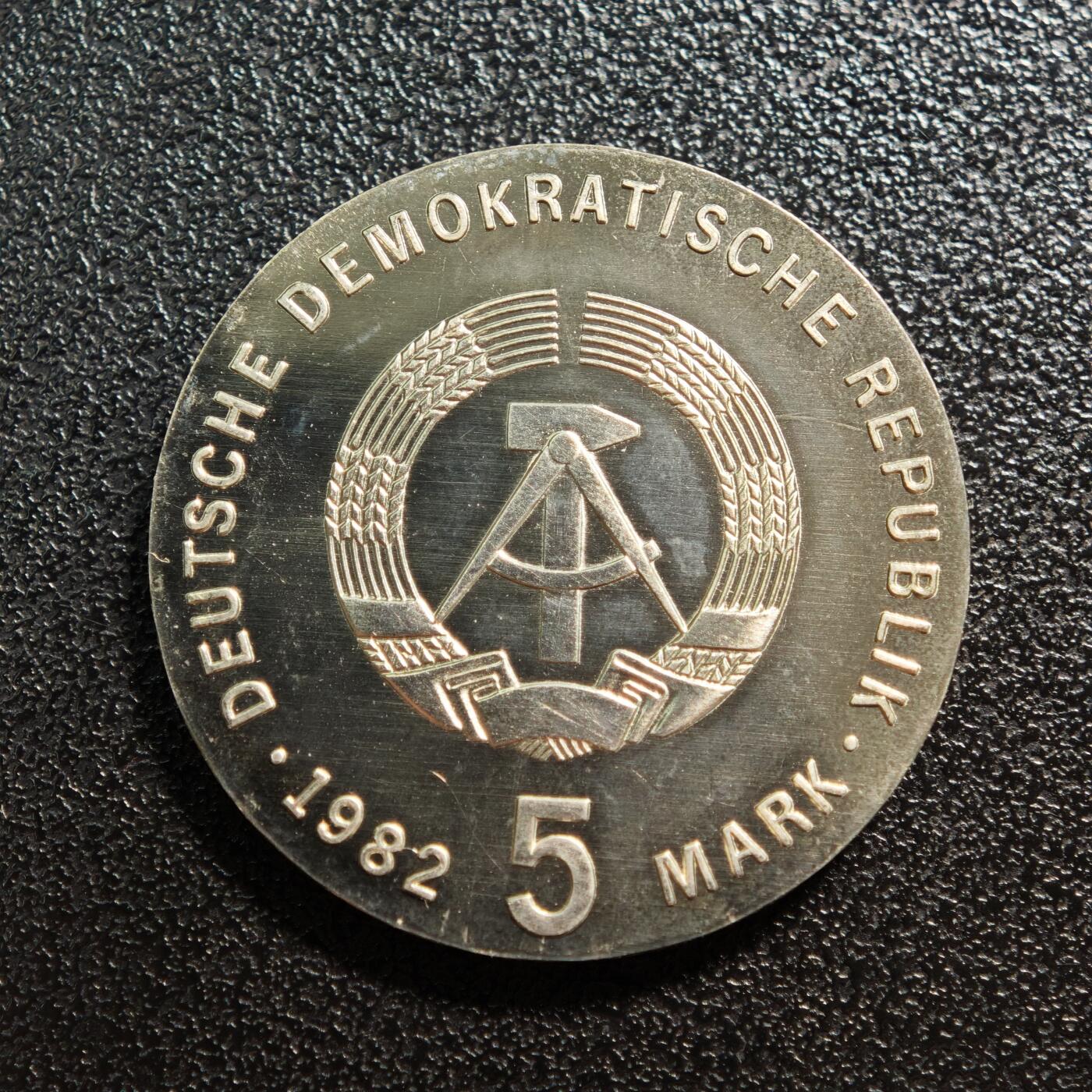 【德藏】世界币章拍卖第167期（拍品征集中~欢迎藏友联系） 1982年 东德教育家木质积木发明者弗里德里希·福禄培尔诞辰200周年5马克纪念镍币 直径约：29mm；重约：12.2g