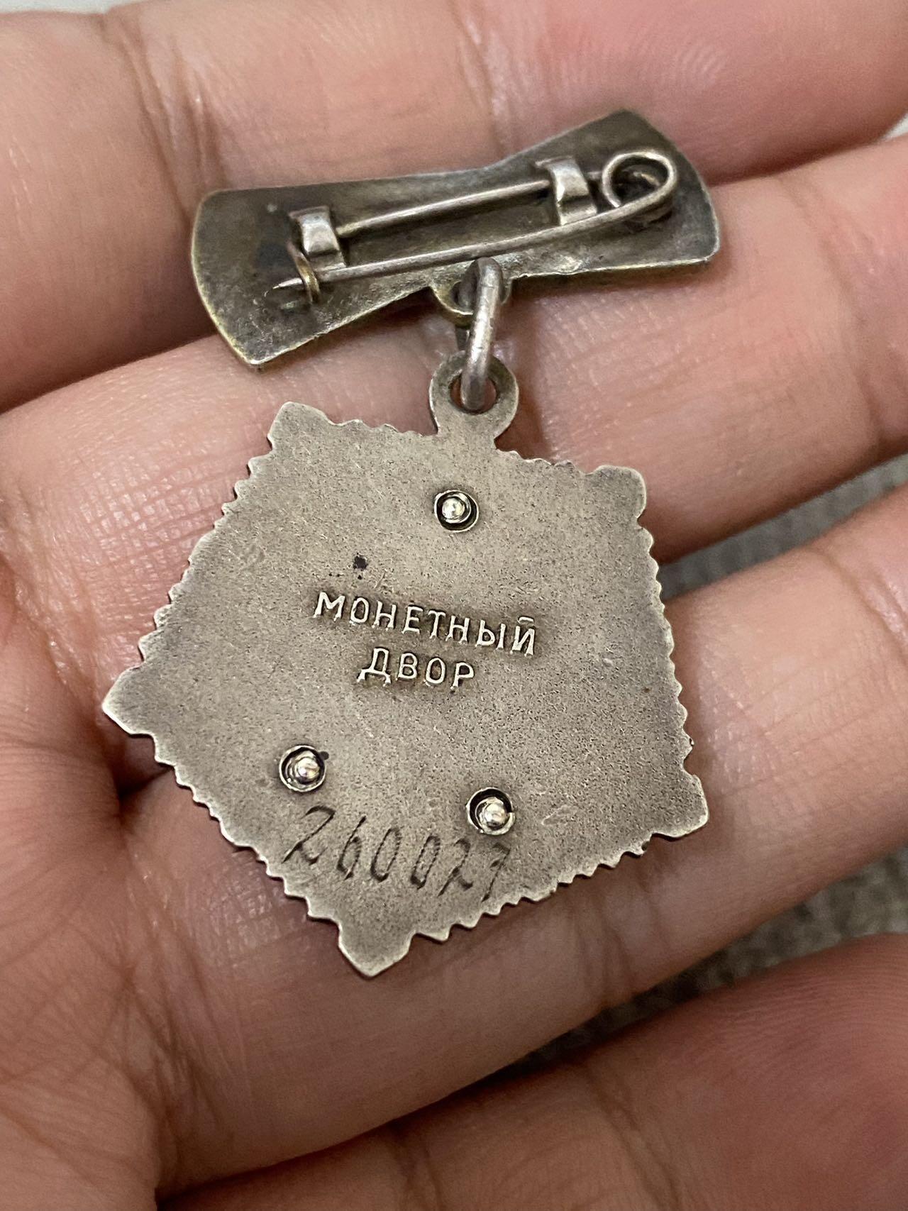 德国苏联勋章奖章年初拍卖 本次高价值物品较多 德因原因只上2-3图 具体的想要的请联系我要完整图。都经过讨论未标明则全部是原品，保真 放心拍。3月4日晚上九点结束在麦稀奇 找不到的加我qq或者微信都是184277308备注苏章拍卖。 苏联英雄母亲勋章 珐琅基本好品有些小瑕疵 原环未开 背后钉未开 小星原配金质 260027