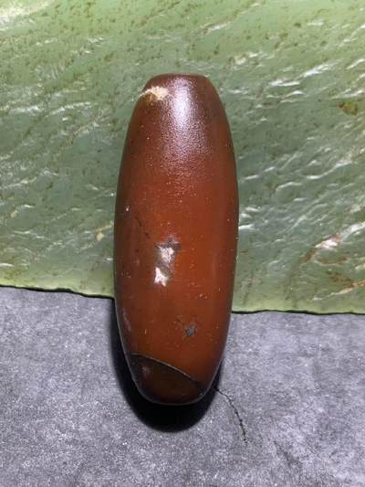 高玉化酒红色玛瑙随形桶珠一颗， 高玉化酒红色玛瑙随形桶珠一颗，