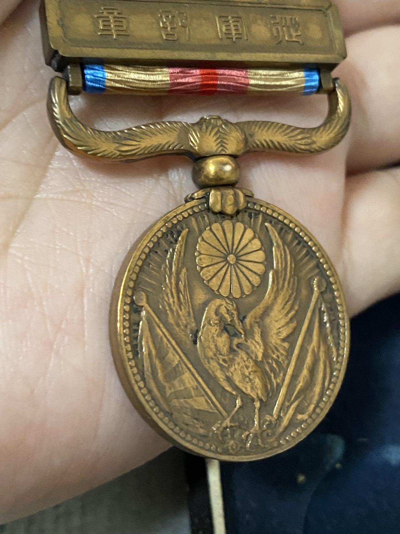 德国苏联勋章奖章年初拍卖 本次高价值物品较多 德因原因只上2-3图 具体的想要的请联系我要完整图。都经过讨论未标明则全部是原品，保真 放心拍。3月4日晚上九点结束在麦稀奇 找不到的加我qq或者微信都是184277308备注苏章拍卖。 珍爱和平 日本 从军 盒子部分损坏 章还不错