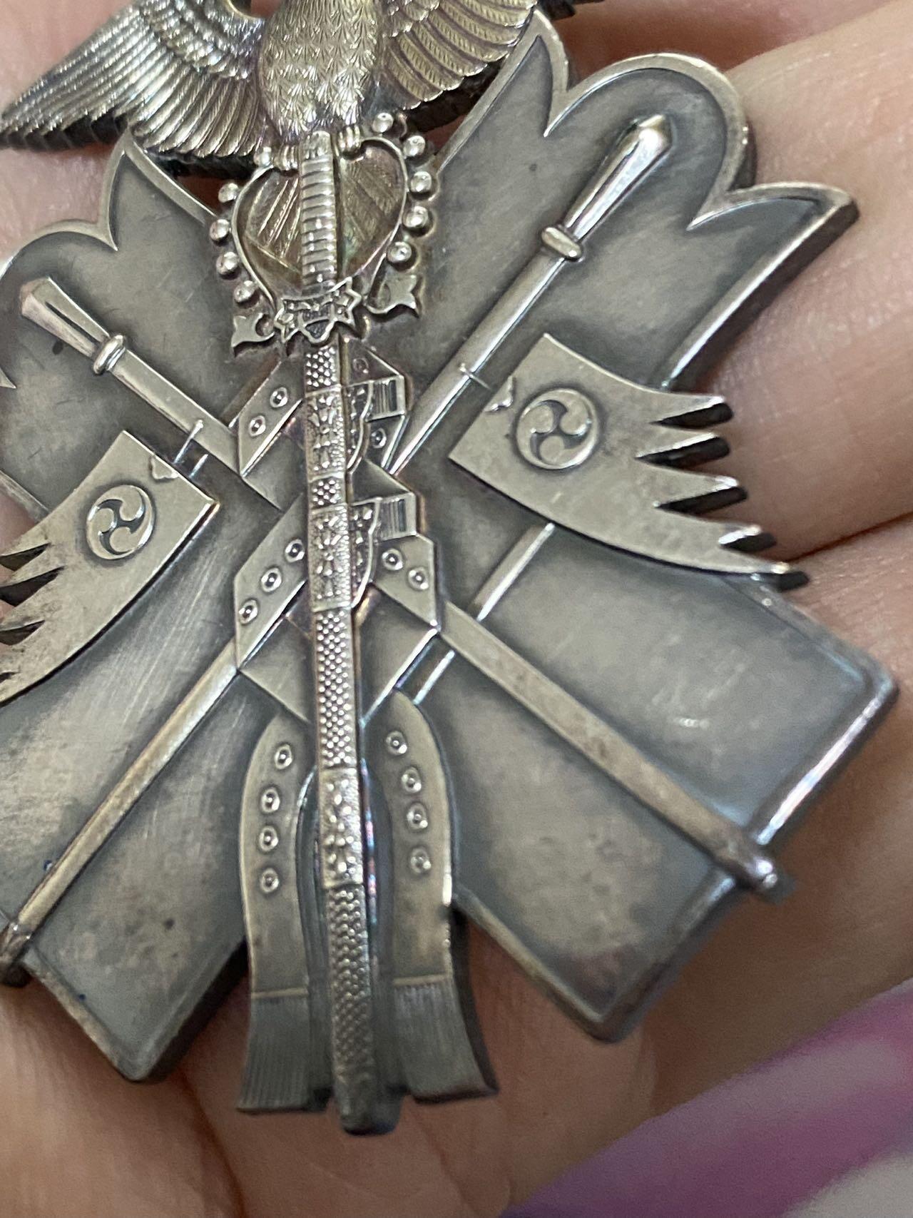 德国苏联勋章奖章年初拍卖 本次高价值物品较多 德因原因只上2-3图 具体的想要的请联系我要完整图。都经过讨论未标明则全部是原品，保真 放心拍。3月4日晚上九点结束在麦稀奇 找不到的加我qq或者微信都是184277308备注苏章拍卖。 珍爱和平 日本7等勋章 部件齐全 品相非常好 