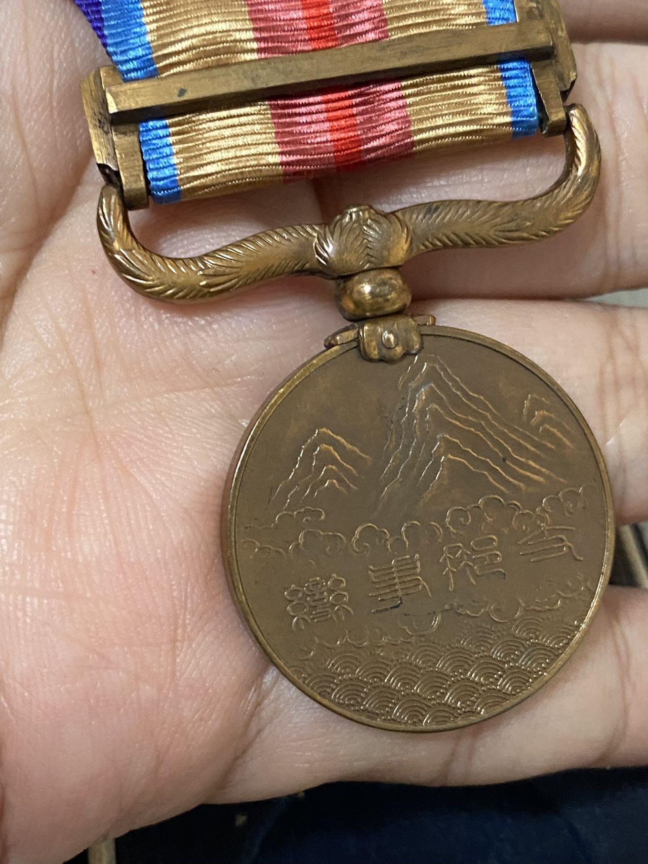 德国苏联勋章奖章年初拍卖 本次高价值物品较多 德因原因只上2-3图 具体的想要的请联系我要完整图。都经过讨论未标明则全部是原品，保真 放心拍。3月4日晚上九点结束在麦稀奇 找不到的加我qq或者微信都是184277308备注苏章拍卖。 珍爱和平 日本 从军 盒子部分损坏 章还不错