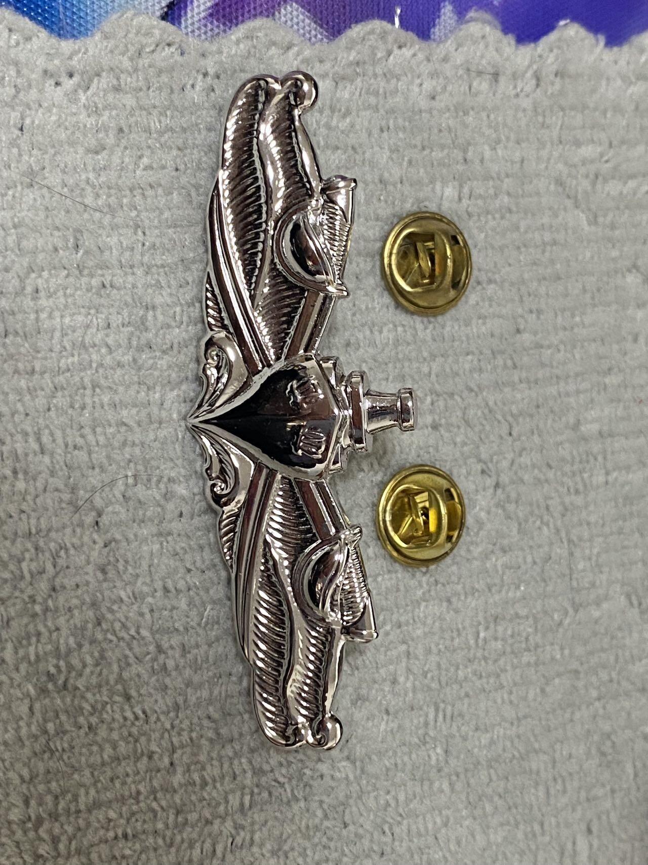 德国苏联勋章奖章年初拍卖 本次高价值物品较多 德因原因只上2-3图 具体的想要的请联系我要完整图。都经过讨论未标明则全部是原品，保真 放心拍。3月4日晚上九点结束在麦稀奇 找不到的加我qq或者微信都是184277308备注苏章拍卖。 美国海军纪念章一套 品相都不错 还带着勋略 