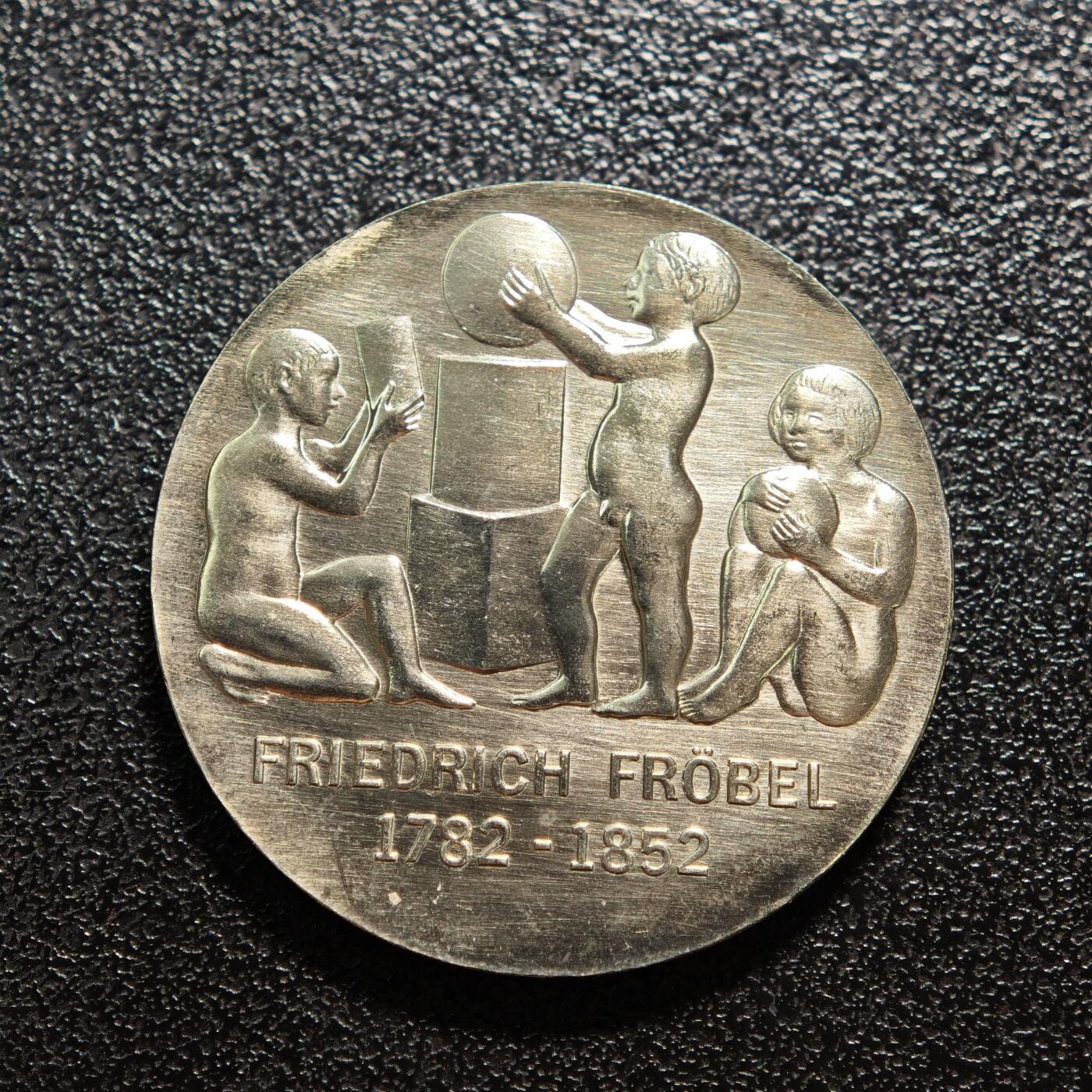 【德藏】世界币章拍卖第167期（拍品征集中~欢迎藏友联系） 1982年 东德教育家木质积木发明者弗里德里希·福禄培尔诞辰200周年5马克纪念镍币 直径约：29mm；重约：12.2g