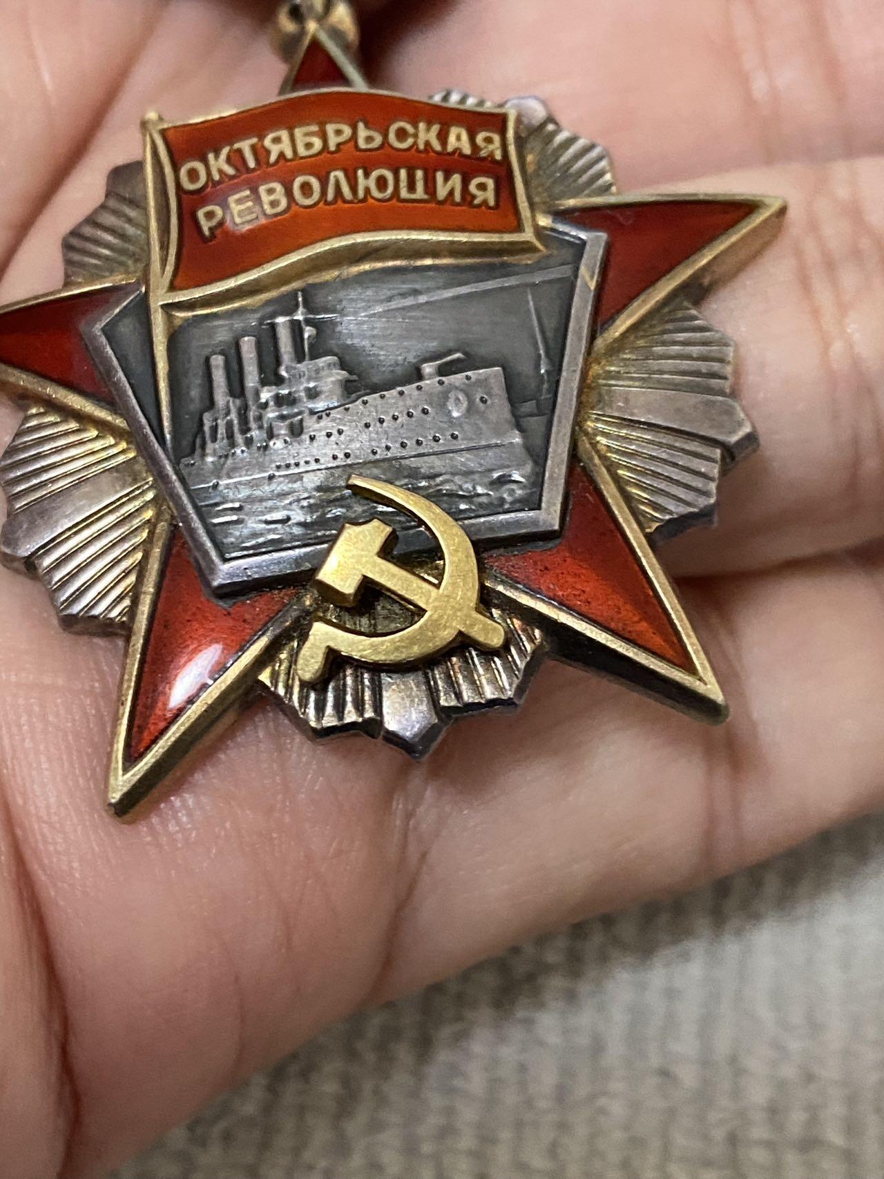 德国苏联勋章奖章年初拍卖 本次高价值物品较多 德因原因只上2-3图 具体的想要的请联系我要完整图。都经过讨论未标明则全部是原品，保真 放心拍。3月4日晚上九点结束在麦稀奇 找不到的加我qq或者微信都是184277308备注苏章拍卖。 苏联十月革命勋章 96963 五钉版本 品相非常好 珐琅无磕碰 小划痕基本都找不到 原环未开 党徽原配 无晃动 非常漂亮