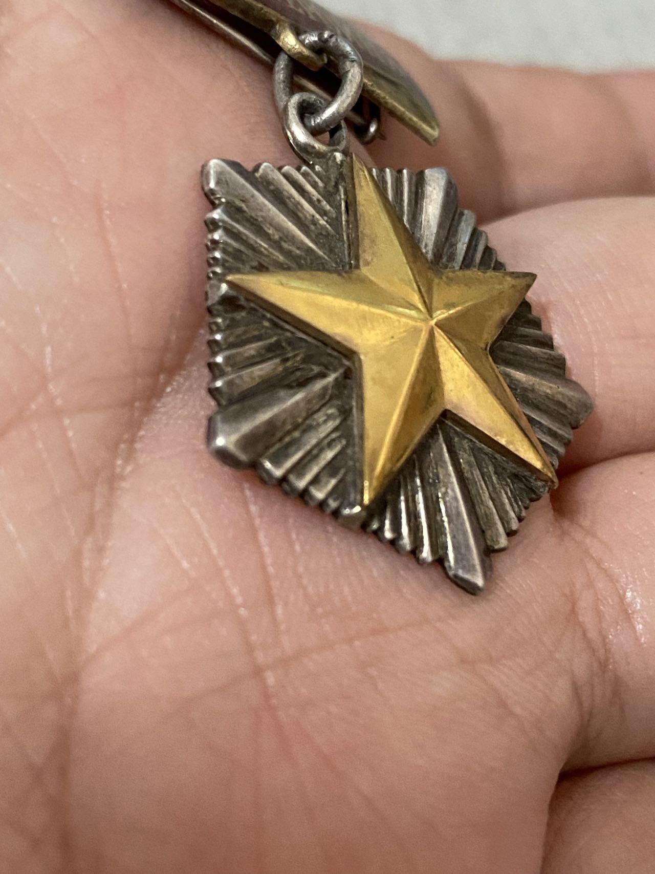 德国苏联勋章奖章年初拍卖 本次高价值物品较多 德因原因只上2-3图 具体的想要的请联系我要完整图。都经过讨论未标明则全部是原品，保真 放心拍。3月4日晚上九点结束在麦稀奇 找不到的加我qq或者微信都是184277308备注苏章拍卖。 苏联英雄母亲勋章 珐琅基本好品有些小瑕疵 原环未开 背后钉未开 小星原配金质 260027