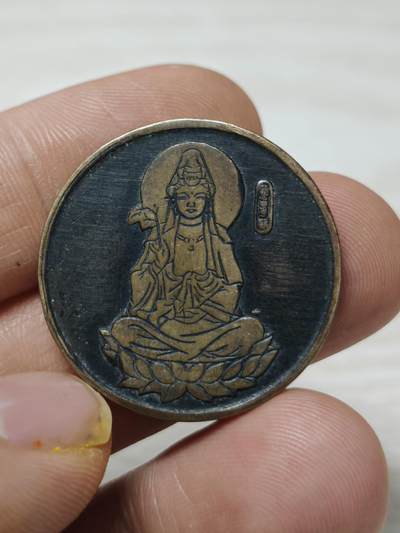 观音菩萨铜章，正面观音坐像，背面莲花和梵文 观音菩萨铜章，正面观音坐像，背面莲花和梵文