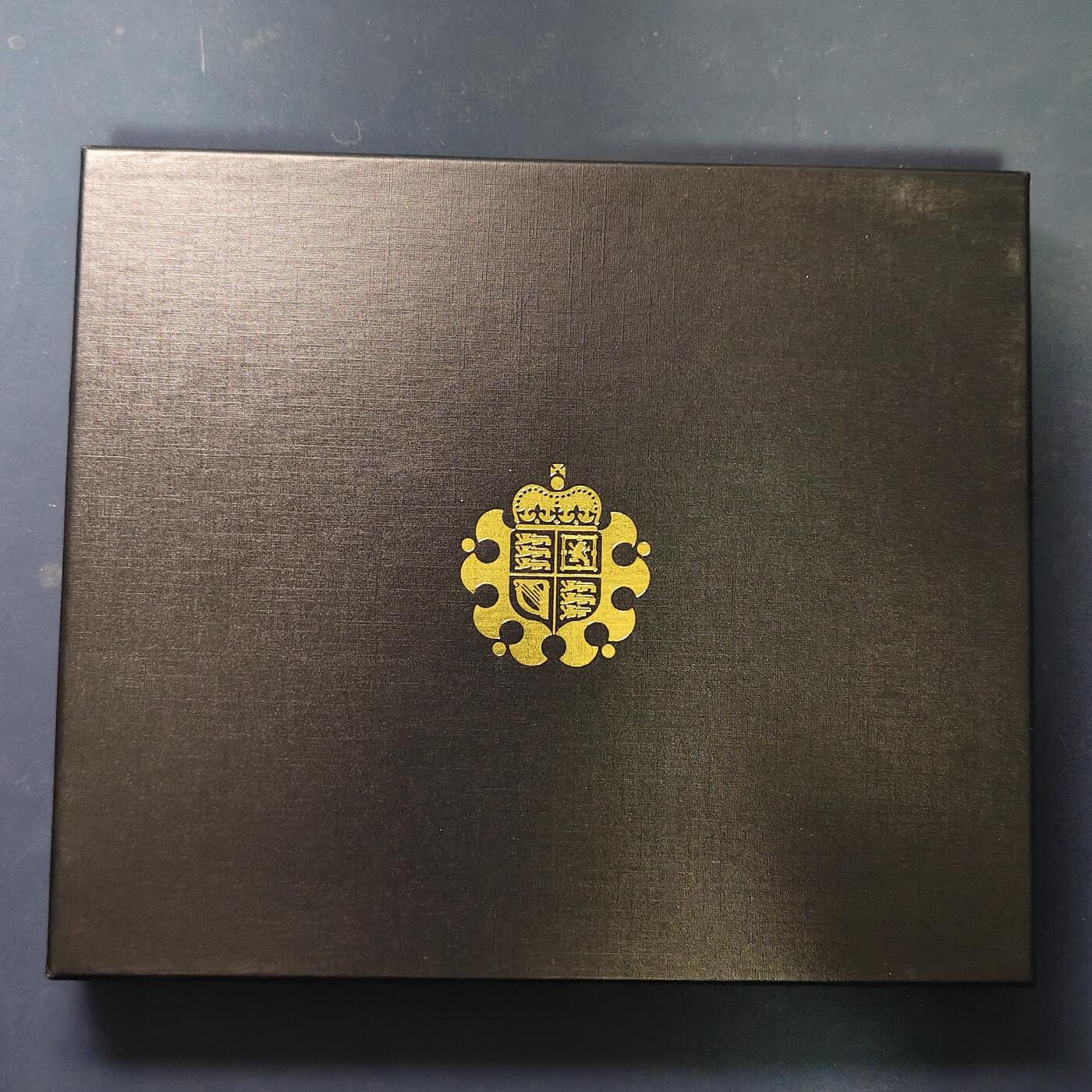 【全场包邮】纯粹捡漏拍507场-持续更新中 英国2008年王室标志末版11枚官方精制套币-盒证全-含5镑伊丽莎白一世+5镑查尔斯大寿+2镑伦敦奥运会百年精制纪念币