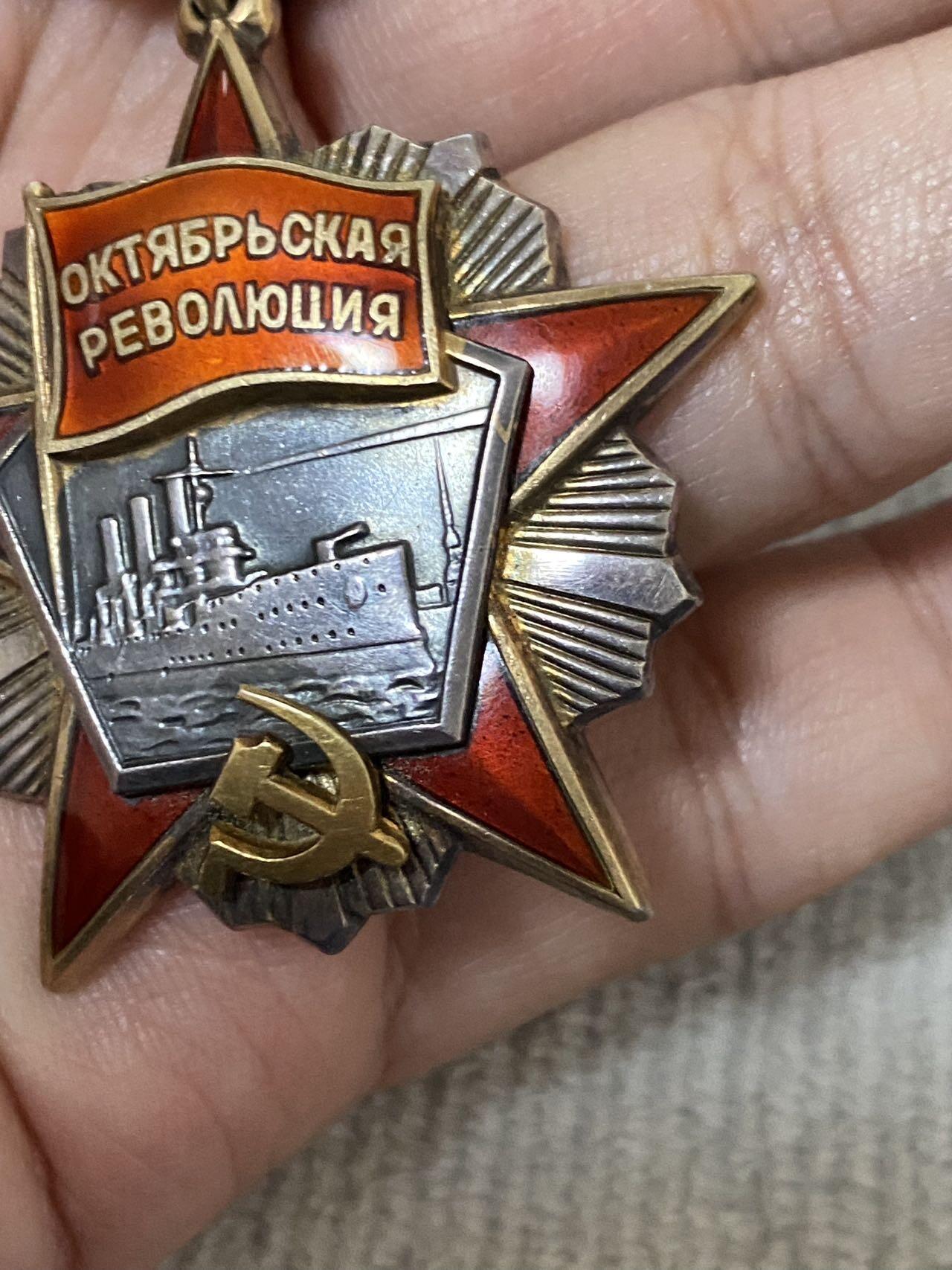 德国苏联勋章奖章年初拍卖 本次高价值物品较多 德因原因只上2-3图 具体的想要的请联系我要完整图。都经过讨论未标明则全部是原品，保真 放心拍。3月4日晚上九点结束在麦稀奇 找不到的加我qq或者微信都是184277308备注苏章拍卖。 苏联十月革命勋章 96963 五钉版本 品相非常好 珐琅无磕碰 小划痕基本都找不到 原环未开 党徽原配 无晃动 非常漂亮