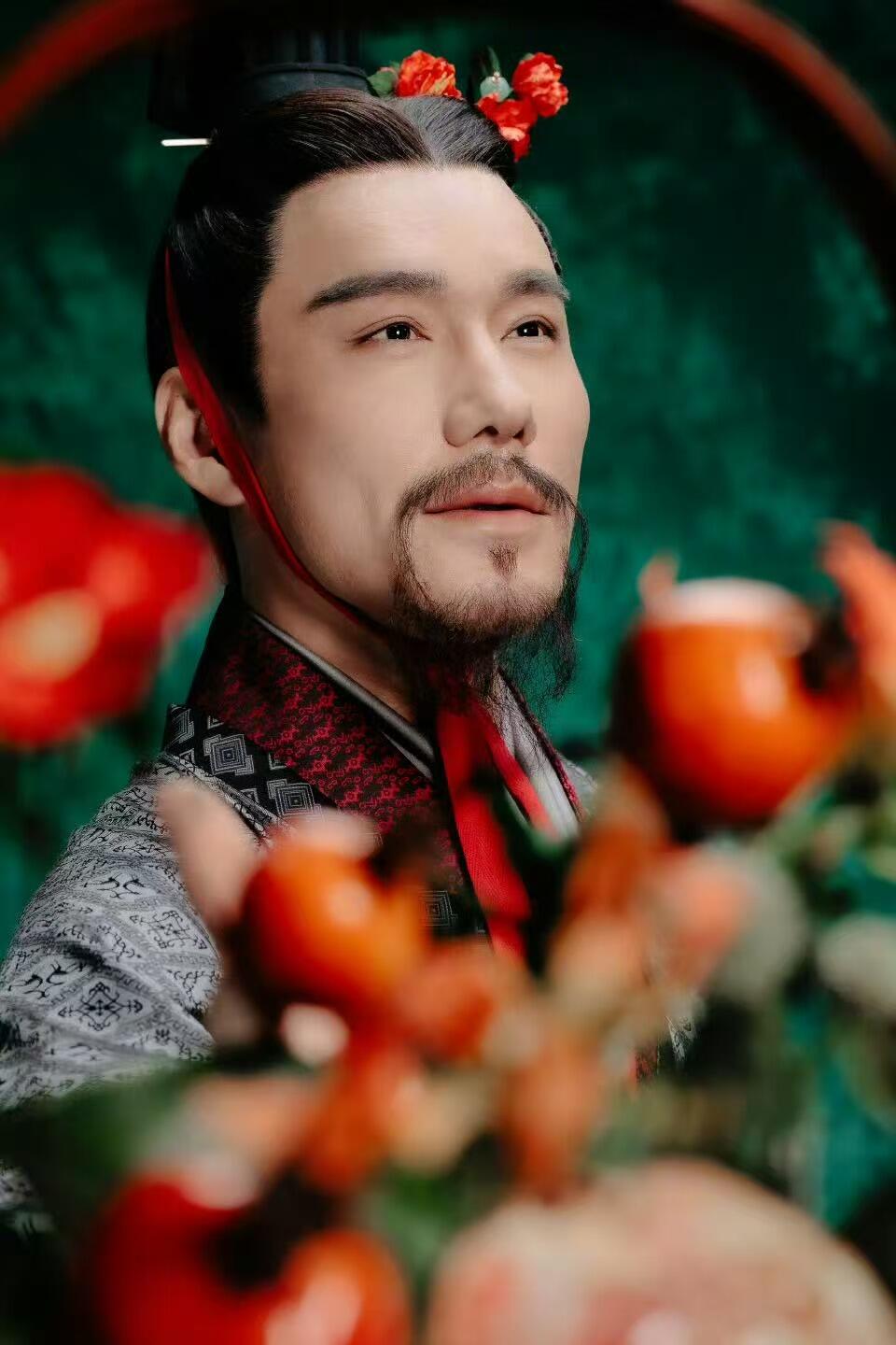 零元拍：持节为骨，拓疆为魂！2026马年春晚《贺花神》五月榴花花神扮演者胡兵亲签榴花花神春帖，正月初九继续祝您“新年快乐”！