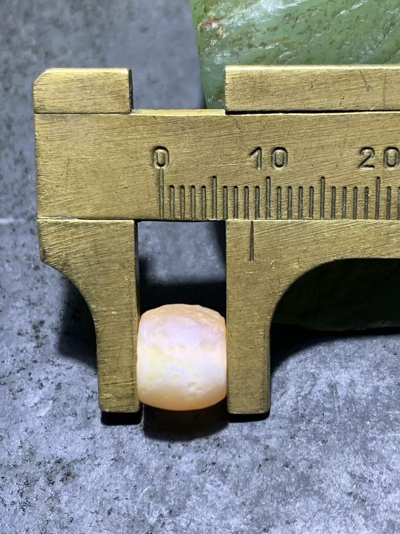 高玉化风化纹糖果玛瑙桶珠一颗，