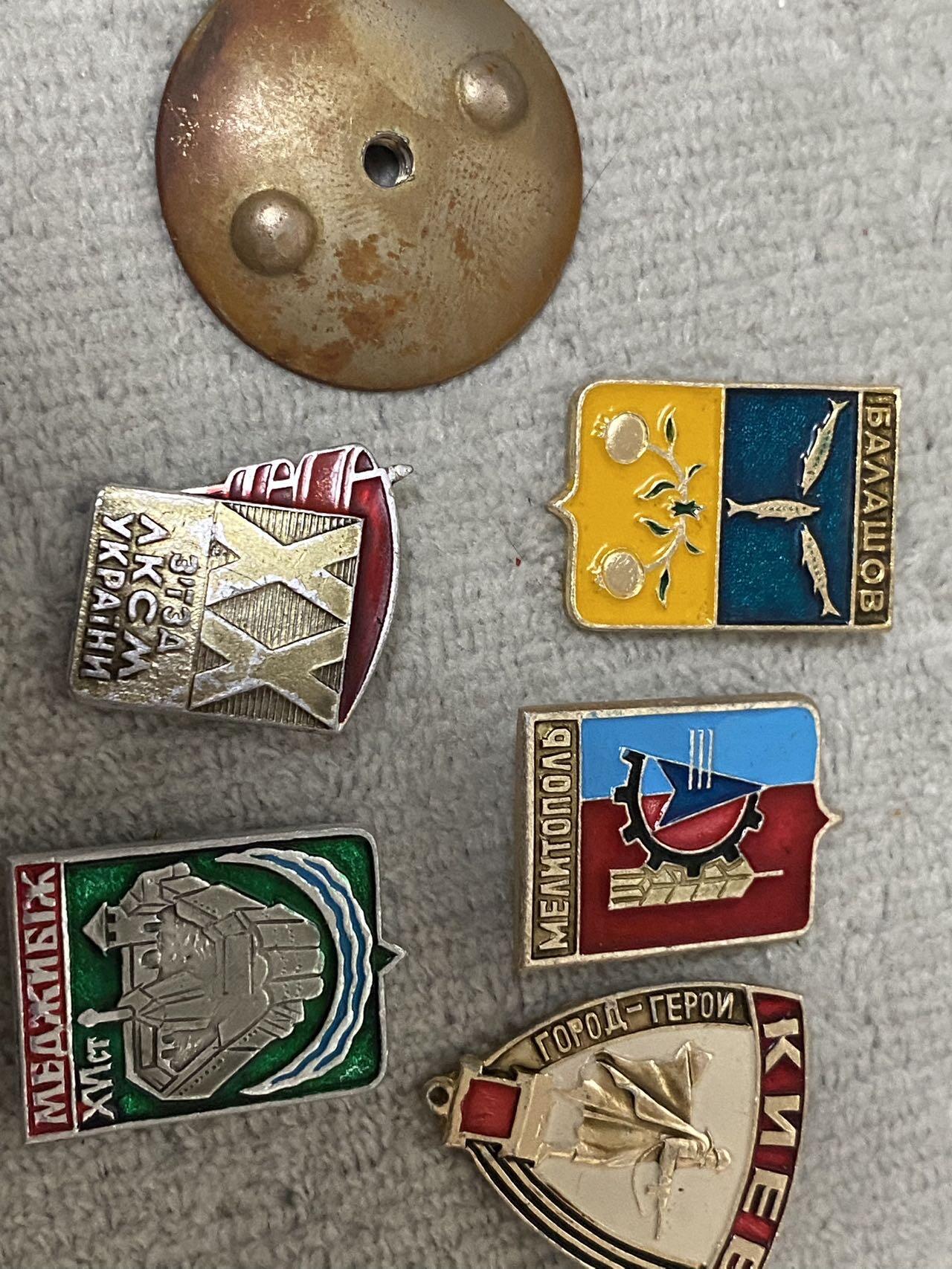 德国苏联勋章奖章年初拍卖 本次高价值物品较多 德因原因只上2-3图 具体的想要的请联系我要完整图。都经过讨论未标明则全部是原品，保真 放心拍。3月4日晚上九点结束在麦稀奇 找不到的加我qq或者微信都是184277308备注苏章拍卖。 一些苏联的小徽章