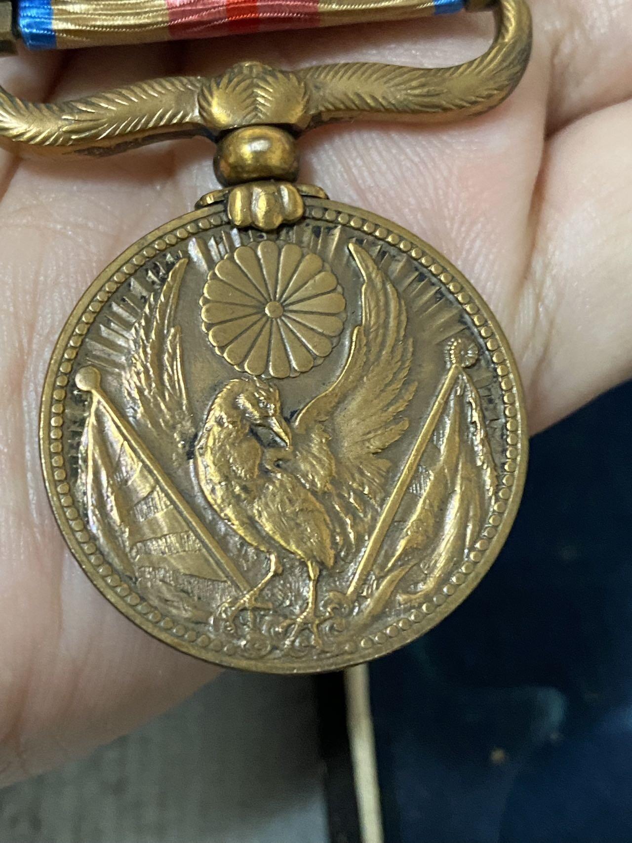 德国苏联勋章奖章年初拍卖 本次高价值物品较多 德因原因只上2-3图 具体的想要的请联系我要完整图。都经过讨论未标明则全部是原品，保真 放心拍。3月4日晚上九点结束在麦稀奇 找不到的加我qq或者微信都是184277308备注苏章拍卖。 珍爱和平 日本 从军 盒子部分损坏 章还不错