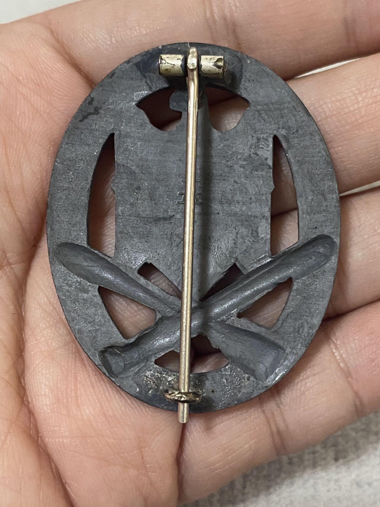 德国苏联勋章奖章年初拍卖 本次高价值物品较多 德因原因只上2-3图 具体的想要的请联系我要完整图。都经过讨论未标明则全部是原品，保真 放心拍。3月4日晚上九点结束在麦稀奇 找不到的加我qq或者微信都是184277308备注苏章拍卖。 珍爱和平 普通突击章带盒子 盒子有些损坏 品相很好