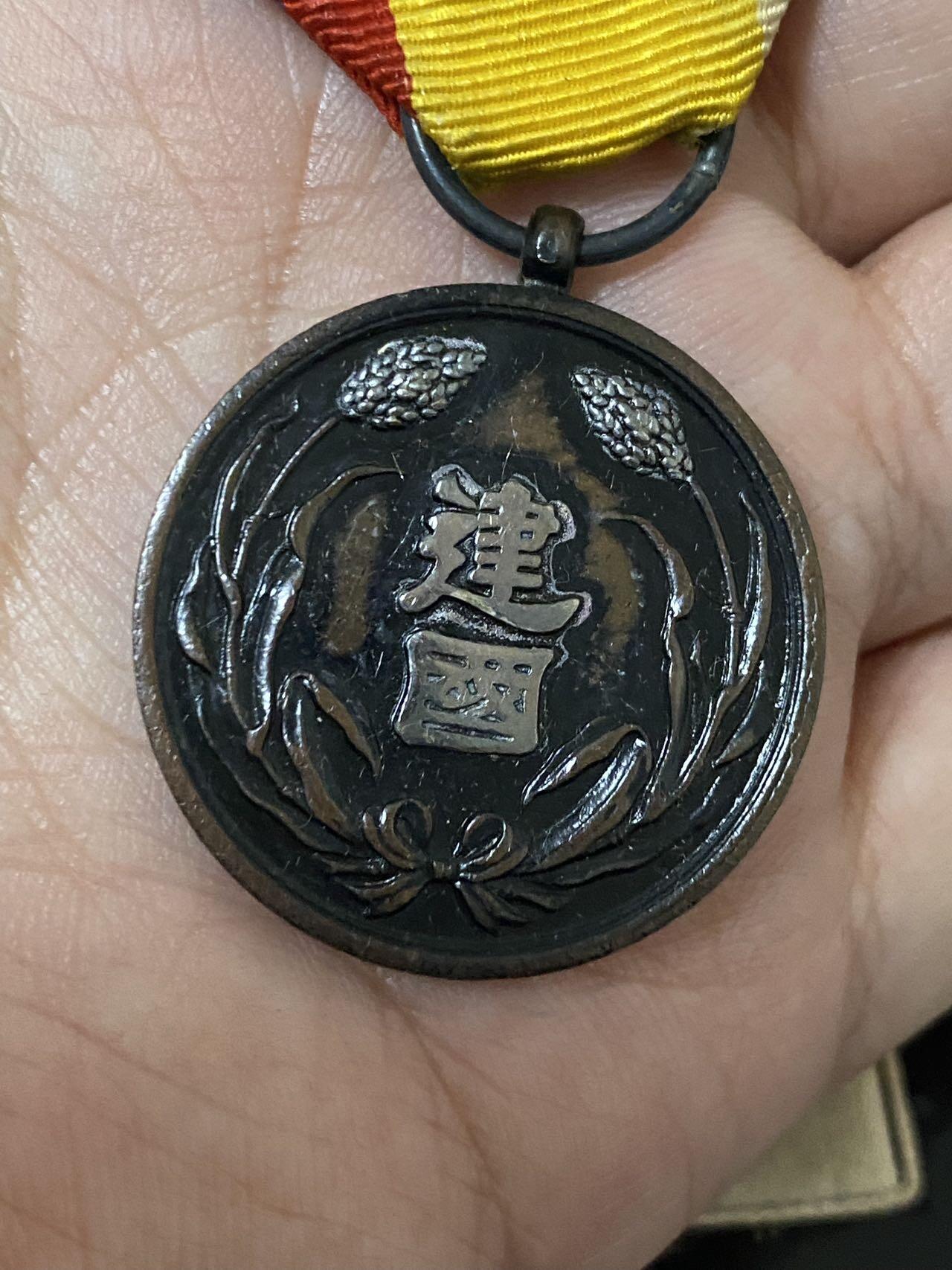 德国苏联勋章奖章年初拍卖 本次高价值物品较多 德因原因只上2-3图 具体的想要的请联系我要完整图。都经过讨论未标明则全部是原品，保真 放心拍。3月4日晚上九点结束在麦稀奇 找不到的加我qq或者微信都是184277308备注苏章拍卖。