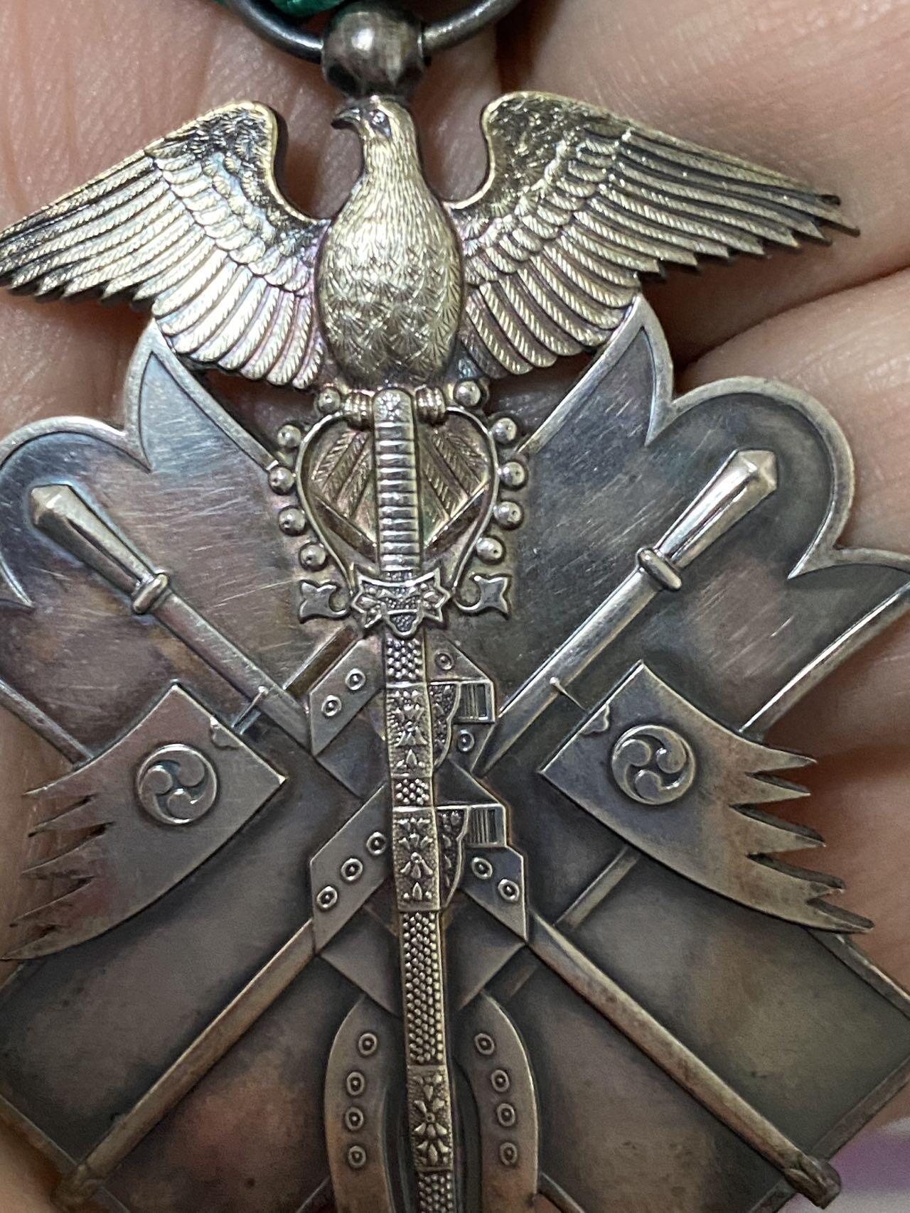 德国苏联勋章奖章年初拍卖 本次高价值物品较多 德因原因只上2-3图 具体的想要的请联系我要完整图。都经过讨论未标明则全部是原品，保真 放心拍。3月4日晚上九点结束在麦稀奇 找不到的加我qq或者微信都是184277308备注苏章拍卖。 珍爱和平 日本7等勋章 部件齐全 品相非常好 