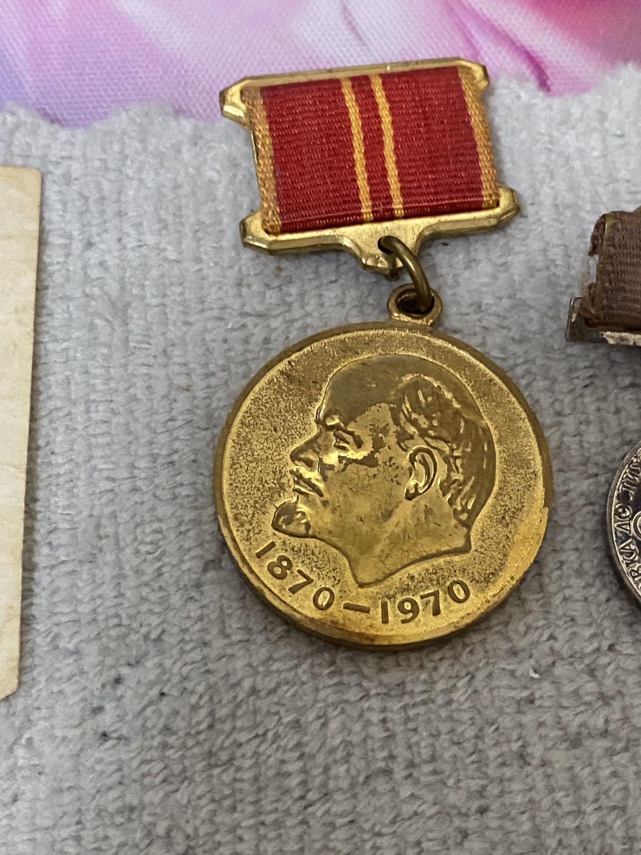 德国苏联勋章奖章年初拍卖 本次高价值物品较多 德因原因只上2-3图 具体的想要的请联系我要完整图。都经过讨论未标明则全部是原品，保真 放心拍。3月4日晚上九点结束在麦稀奇 找不到的加我qq或者微信都是184277308备注苏章拍卖。 一套苏联奖章徽章的套章 徽章有证件 退休劳动者也有证件列宁百年军版 农业奖章 近卫徽章都是后期 