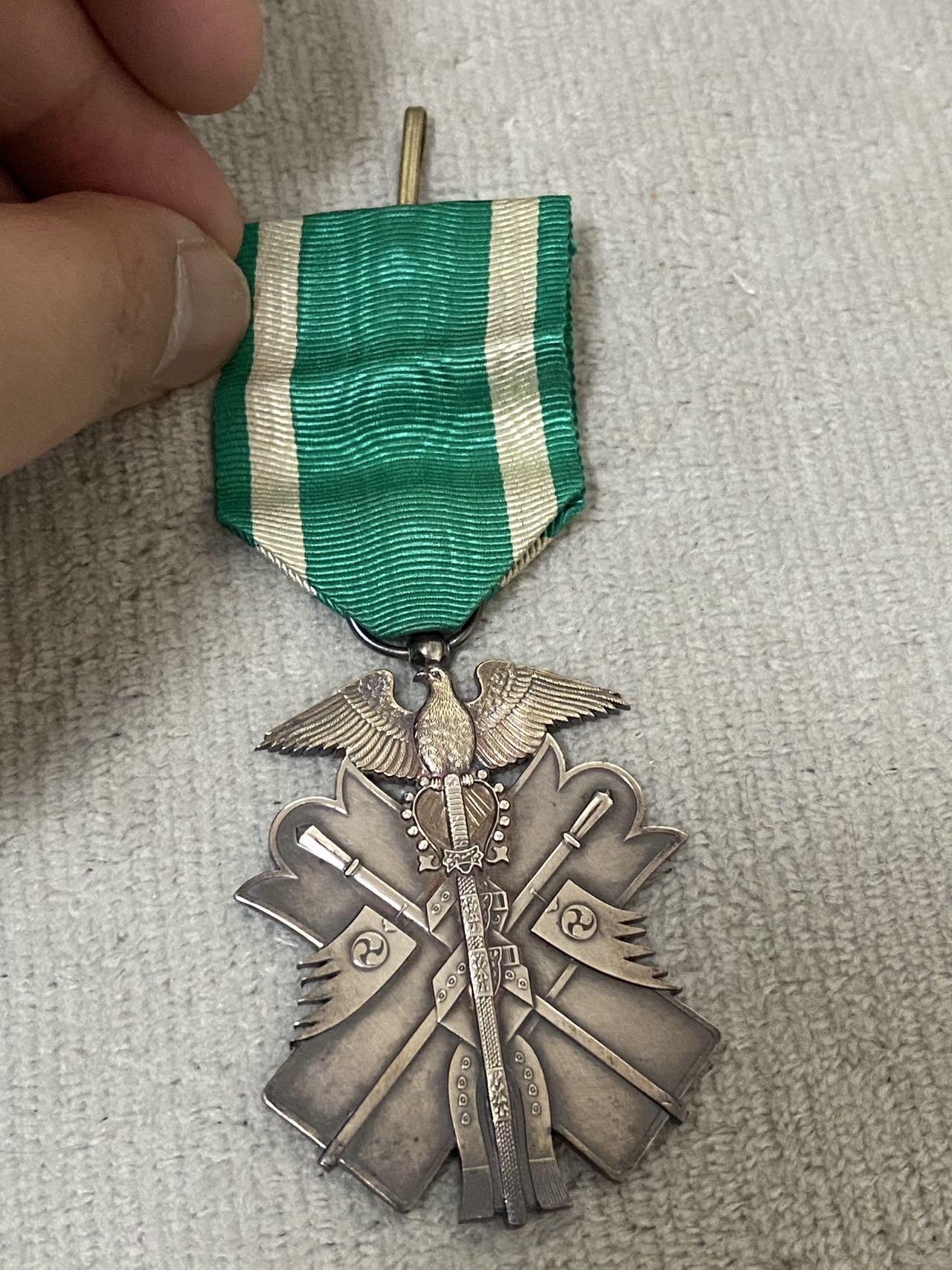 德国苏联勋章奖章年初拍卖 本次高价值物品较多 德因原因只上2-3图 具体的想要的请联系我要完整图。都经过讨论未标明则全部是原品，保真 放心拍。3月4日晚上九点结束在麦稀奇 找不到的加我qq或者微信都是184277308备注苏章拍卖。 珍爱和平 日本7等勋章 部件齐全 品相非常好 