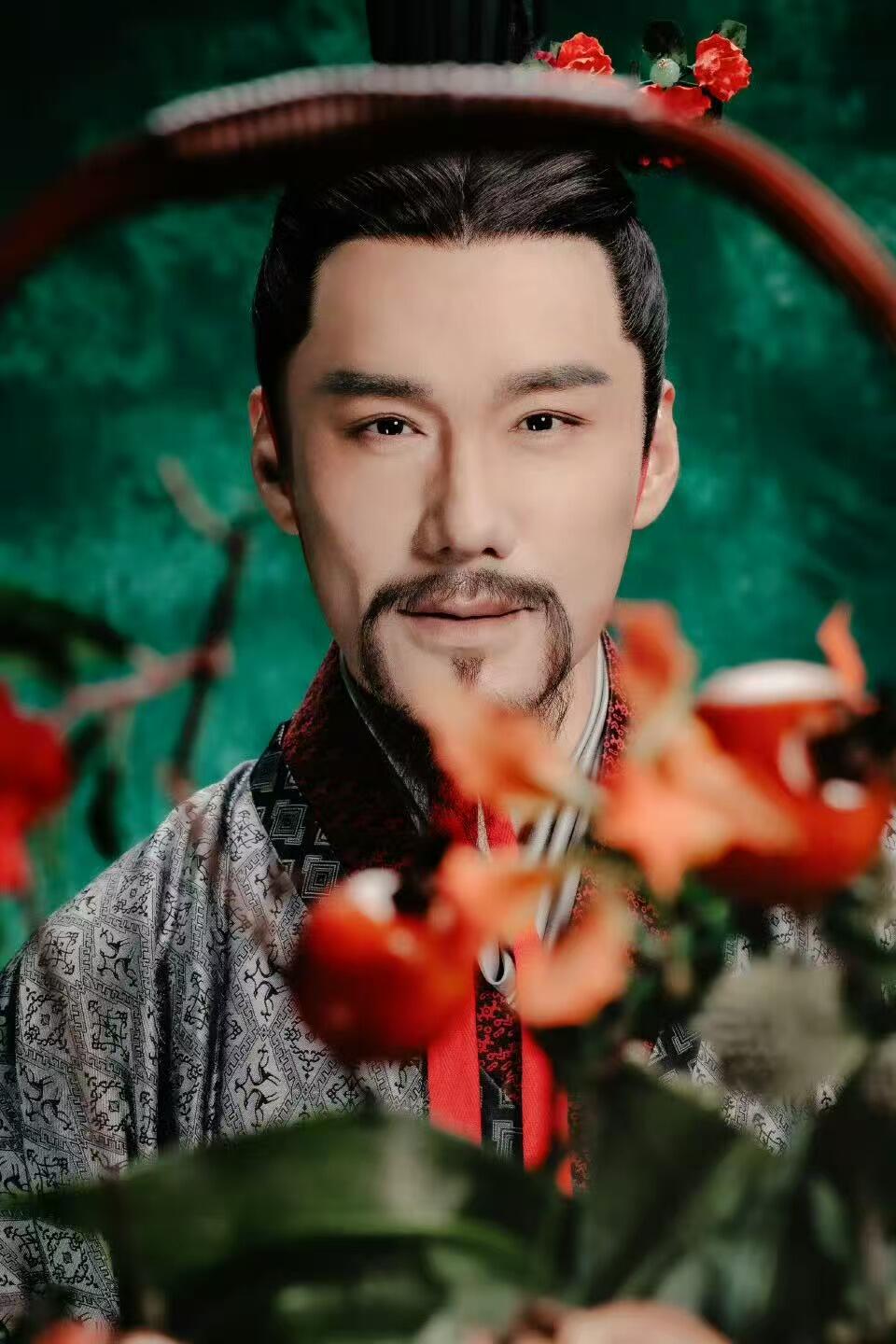 零元拍：持节为骨，拓疆为魂！2026马年春晚《贺花神》五月榴花花神扮演者胡兵亲签榴花花神春帖，正月初九继续祝您“新年快乐”！