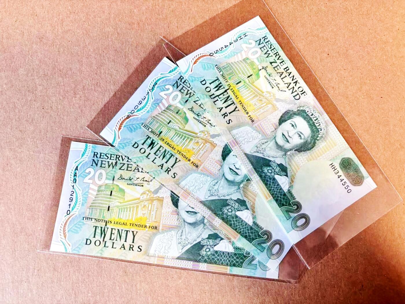 【Blue Auction】世界纸币精拍第788期——18级TOP拍卖/信誉/品质/专业/高效💫 【一组3张 含AA冠及ZZ补号无47】新西兰 20元 女王  UNC/UNC-