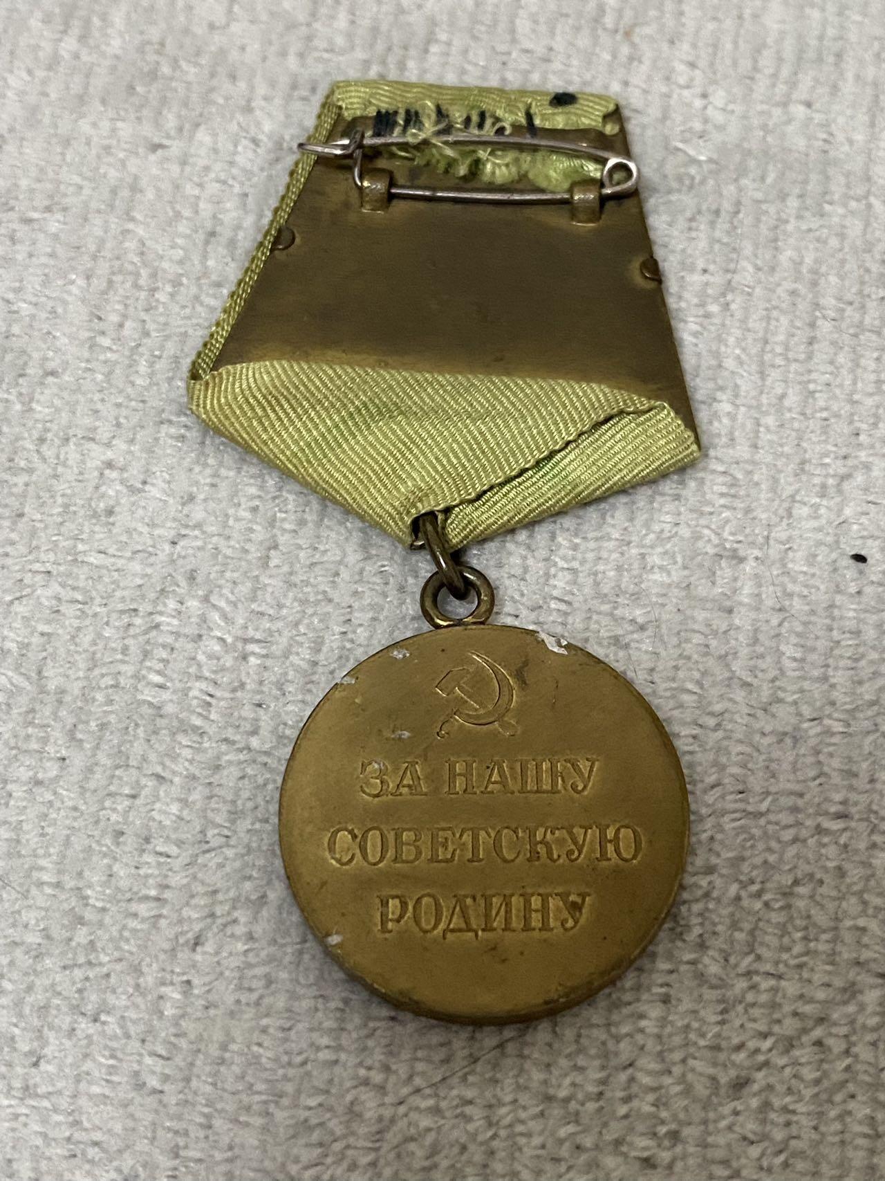 德国苏联勋章奖章年初拍卖 本次高价值物品较多 德因原因只上2-3图 具体的想要的请联系我要完整图。都经过讨论未标明则全部是原品，保真 放心拍。3月4日晚上九点结束在麦稀奇 找不到的加我qq或者微信都是184277308备注苏章拍卖。