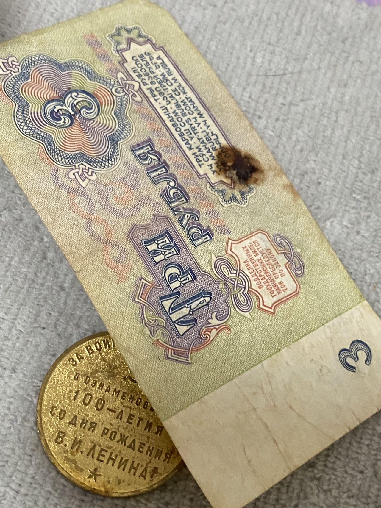 德国苏联勋章奖章年初拍卖 本次高价值物品较多 德因原因只上2-3图 具体的想要的请联系我要完整图。都经过讨论未标明则全部是原品，保真 放心拍。3月4日晚上九点结束在麦稀奇 找不到的加我qq或者微信都是184277308备注苏章拍卖。 一套苏联奖章徽章的套章 徽章有证件 退休劳动者也有证件列宁百年军版 农业奖章 近卫徽章都是后期 