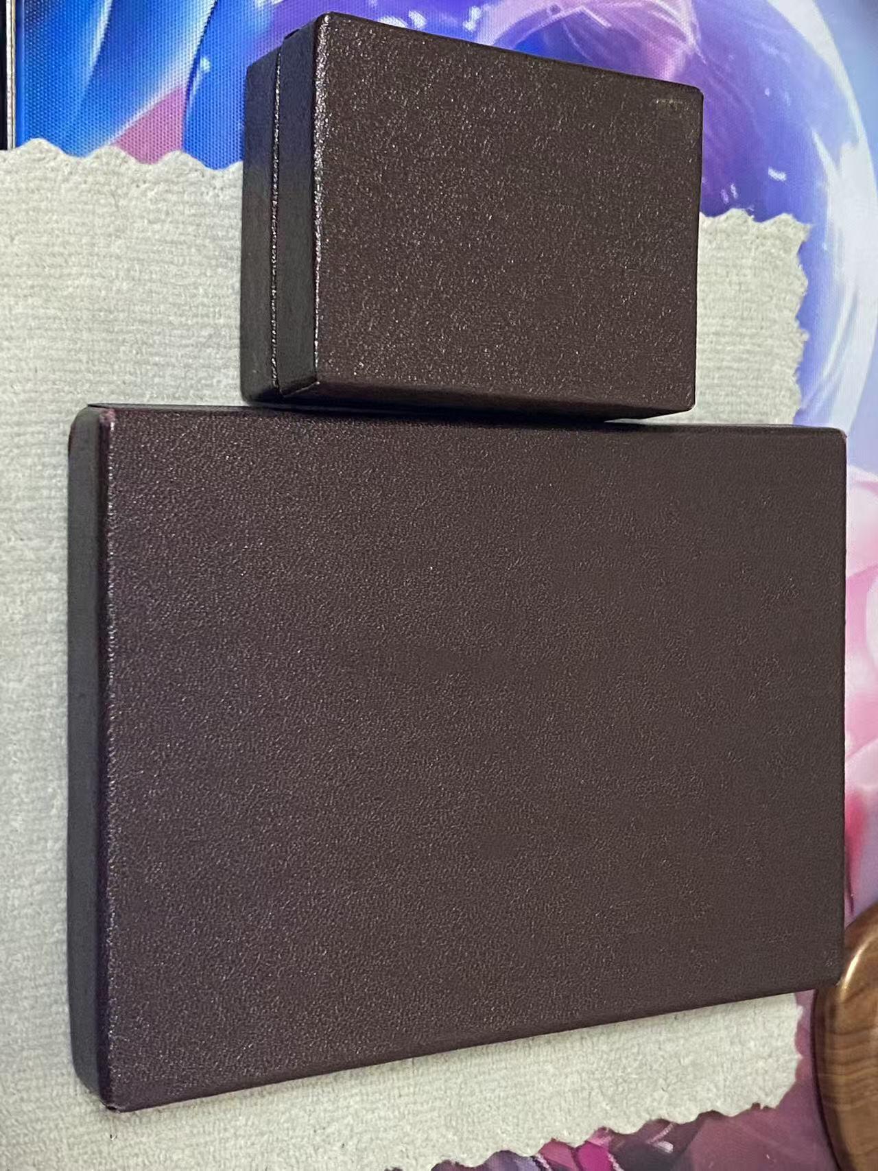 德国苏联勋章奖章年初拍卖 本次高价值物品较多 德因原因只上2-3图 具体的想要的请联系我要完整图。都经过讨论未标明则全部是原品，保真 放心拍。3月4日晚上九点结束在麦稀奇 找不到的加我qq或者微信都是184277308备注苏章拍卖。 苏联国家奖金 带原盒 证书 证书也带盒 非常好的大全套 14k 金 原环无开 部分氧化未清理也很漂亮 19904 属于最末期版本 87年颁发给里加糖果厂车间小组长 有部分报纸资料