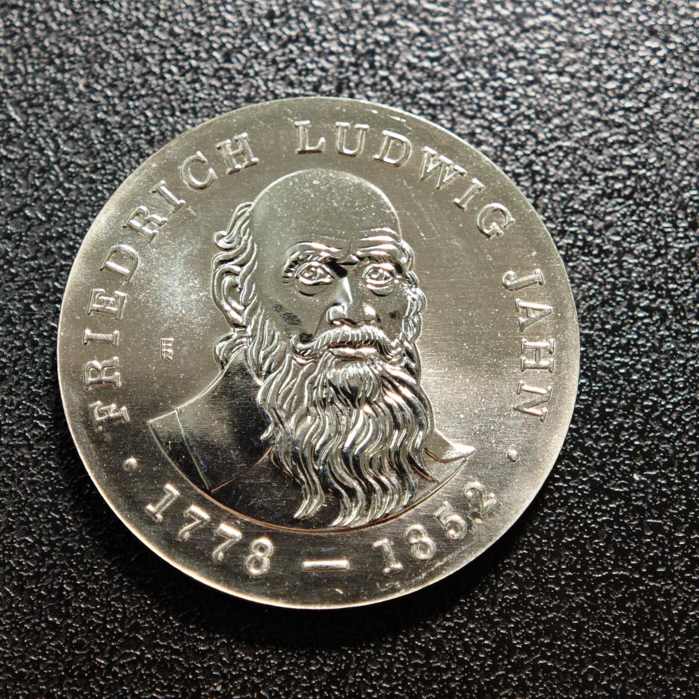 【德藏】世界币章拍卖第167期（拍品征集中~欢迎藏友联系） 1977年 东德现代体操体系奠基人弗里德里希·路德维希·雅恩逝世125周年5马克纪念镍币 直径约：29mm；重约：12.2g