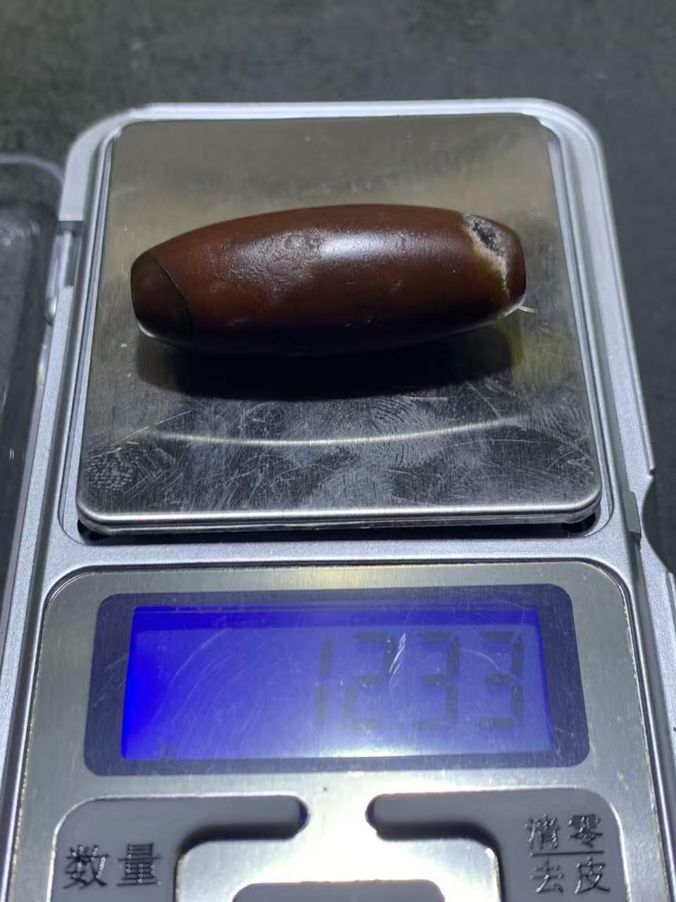 高玉化酒红色玛瑙随形桶珠一颗，