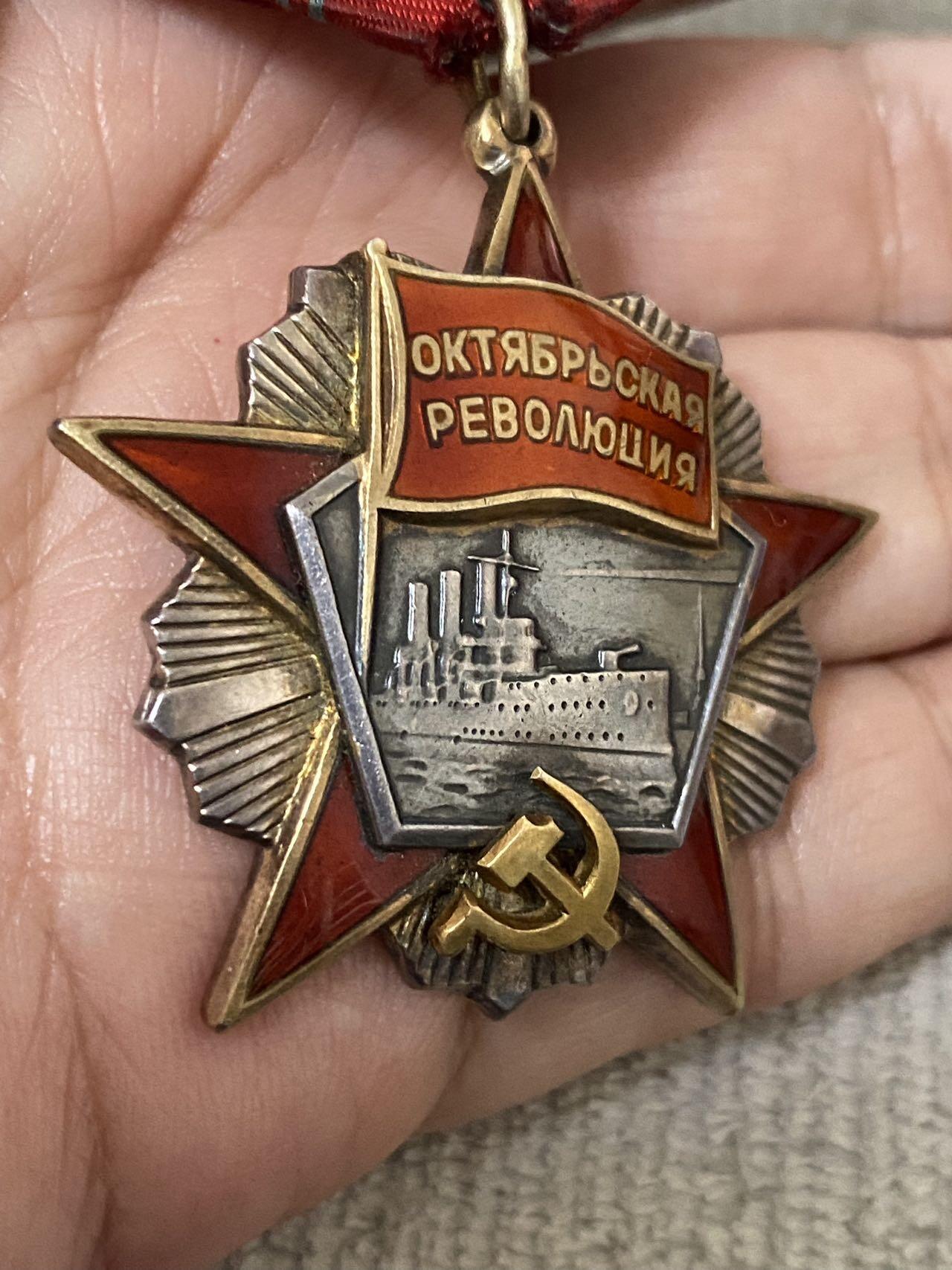 德国苏联勋章奖章年初拍卖 本次高价值物品较多 德因原因只上2-3图 具体的想要的请联系我要完整图。都经过讨论未标明则全部是原品，保真 放心拍。3月4日晚上九点结束在麦稀奇 找不到的加我qq或者微信都是184277308备注苏章拍卖。 苏联十月革命勋章 96963 五钉版本 品相非常好 珐琅无磕碰 小划痕基本都找不到 原环未开 党徽原配 无晃动 非常漂亮