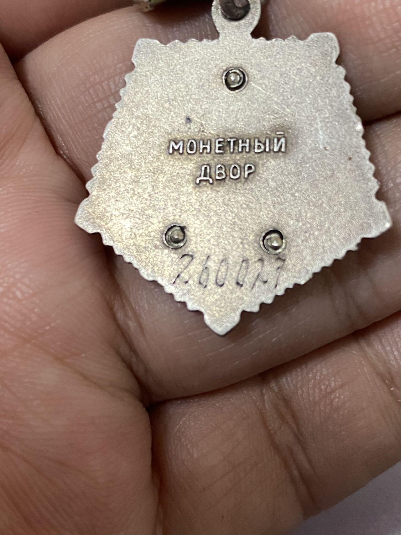 德国苏联勋章奖章年初拍卖 本次高价值物品较多 德因原因只上2-3图 具体的想要的请联系我要完整图。都经过讨论未标明则全部是原品，保真 放心拍。3月4日晚上九点结束在麦稀奇 找不到的加我qq或者微信都是184277308备注苏章拍卖。 苏联英雄母亲勋章 珐琅基本好品有些小瑕疵 原环未开 背后钉未开 小星原配金质 260027