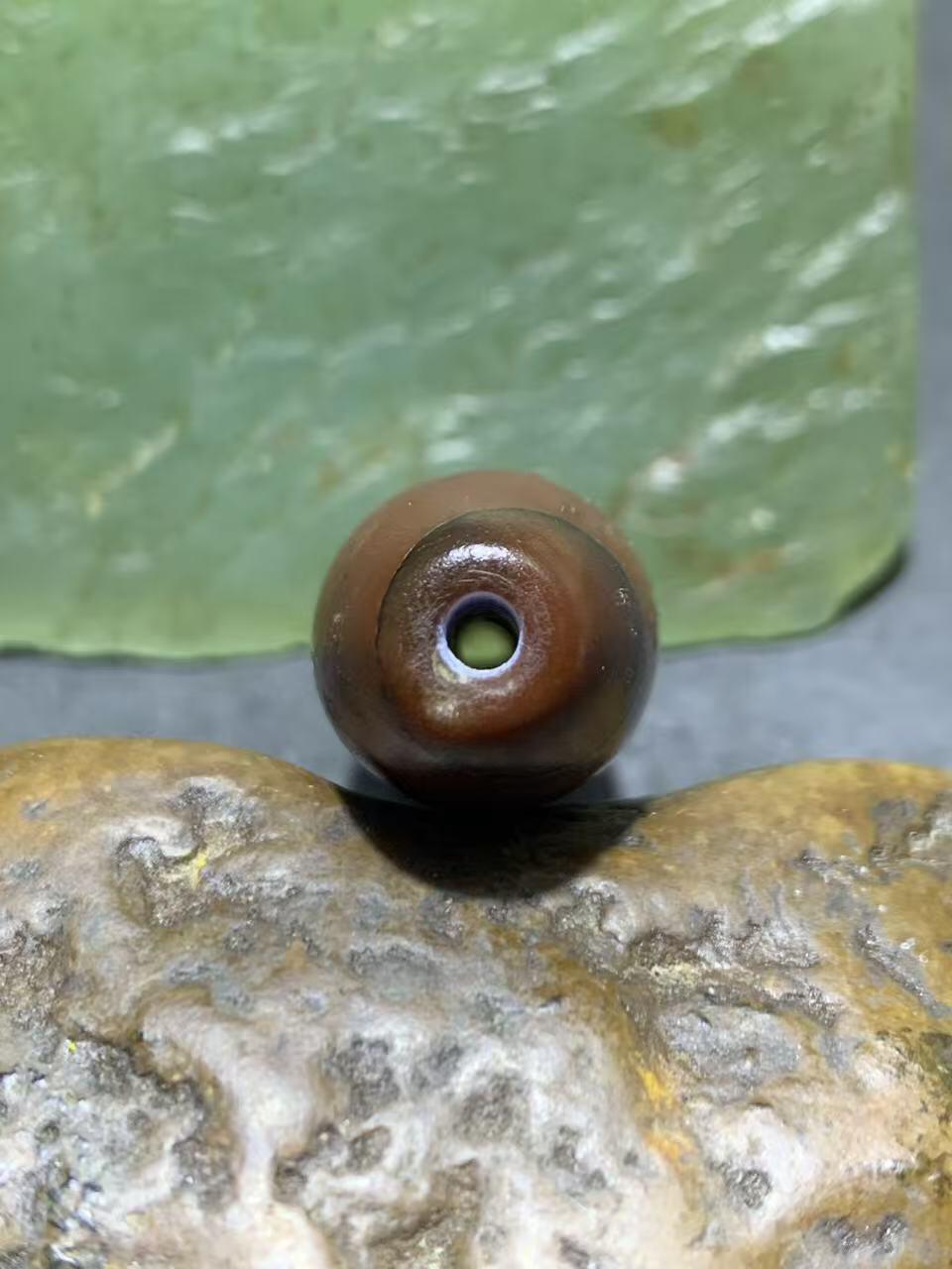 高玉化酒红色玛瑙随形桶珠一颗，